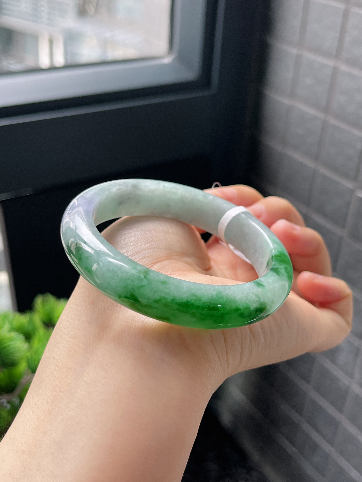 正圈56.6圈口，翡翠糯化种飘绿手镯