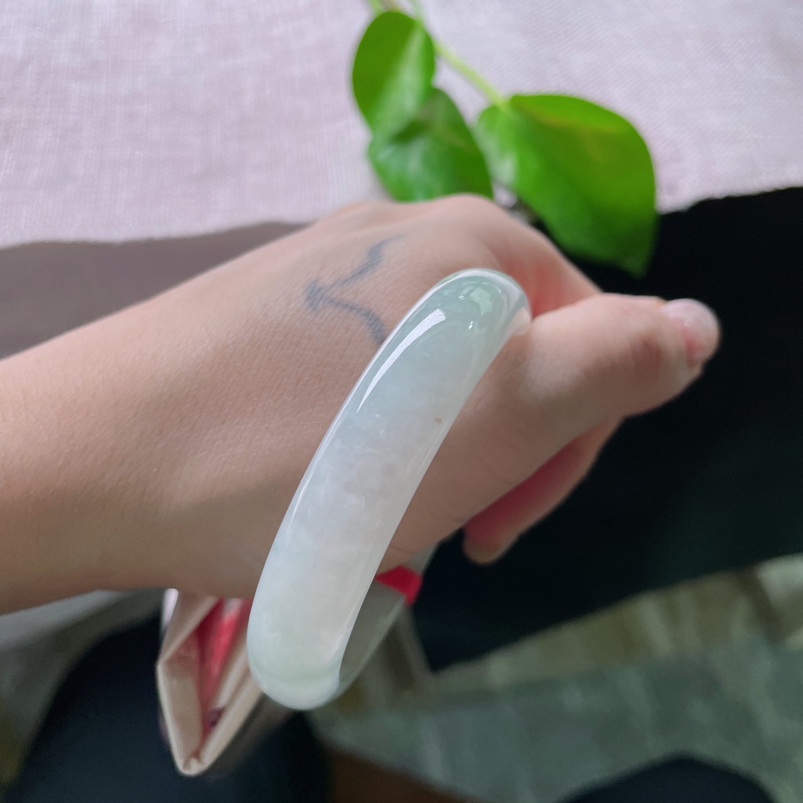 55.3（49.6）12/7，浅绿底贵妃，淡淡飘花点缀，意境深远，晶体，ss53062a..