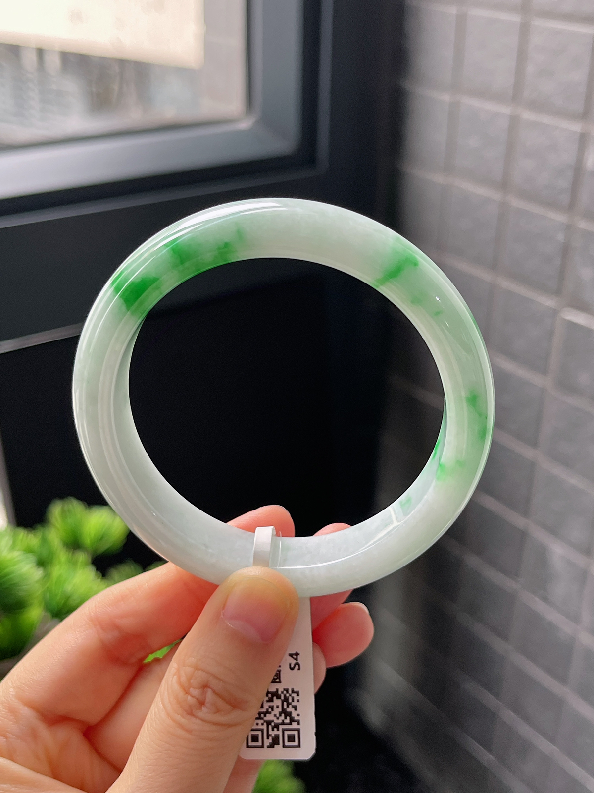 正圈56.8圈口，翡翠糯化种飘绿手镯