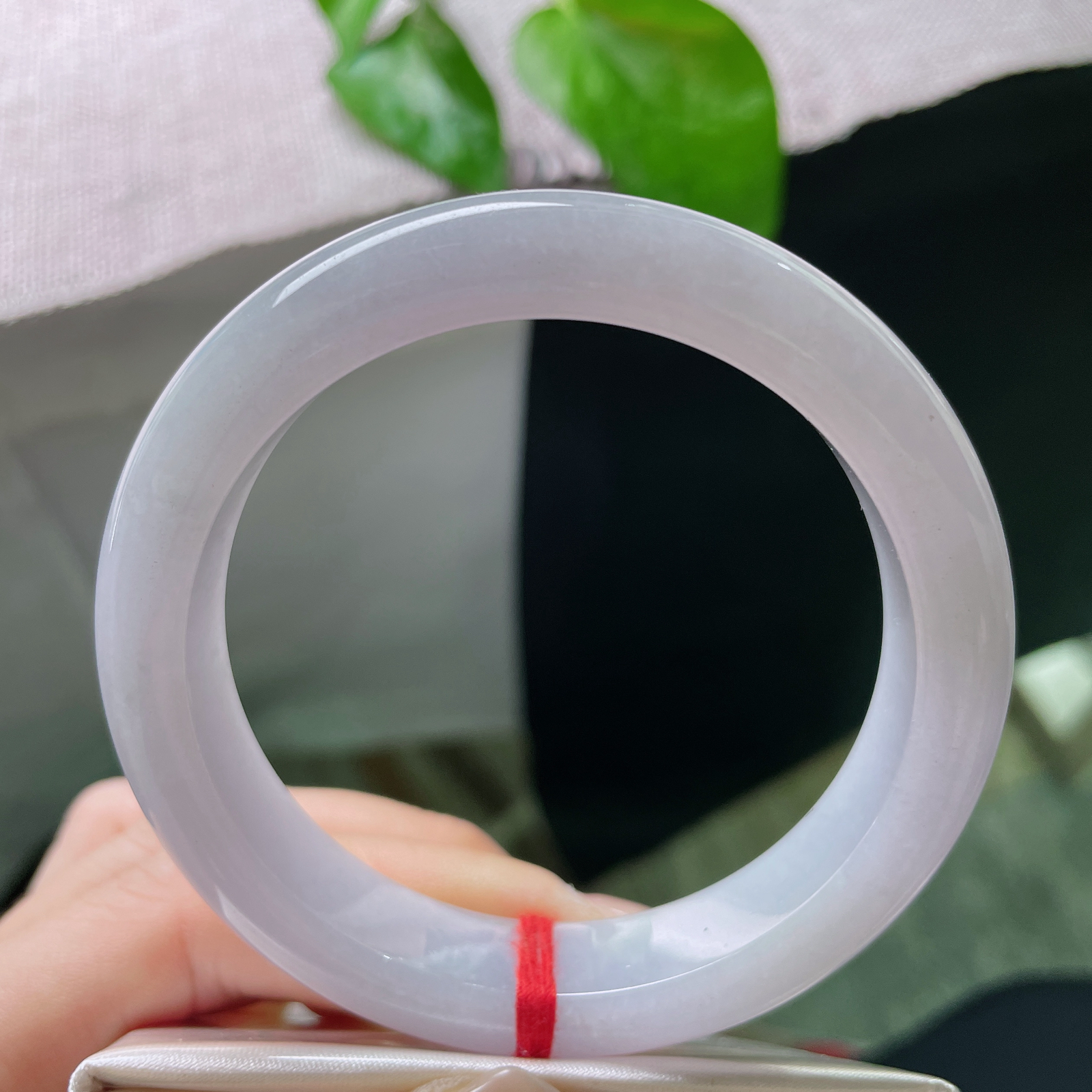 57.4/12.5/9，紫罗兰正圈，质地温润，是宇宙的浪漫，偶然滴落人间的颜色。ss51301a..
