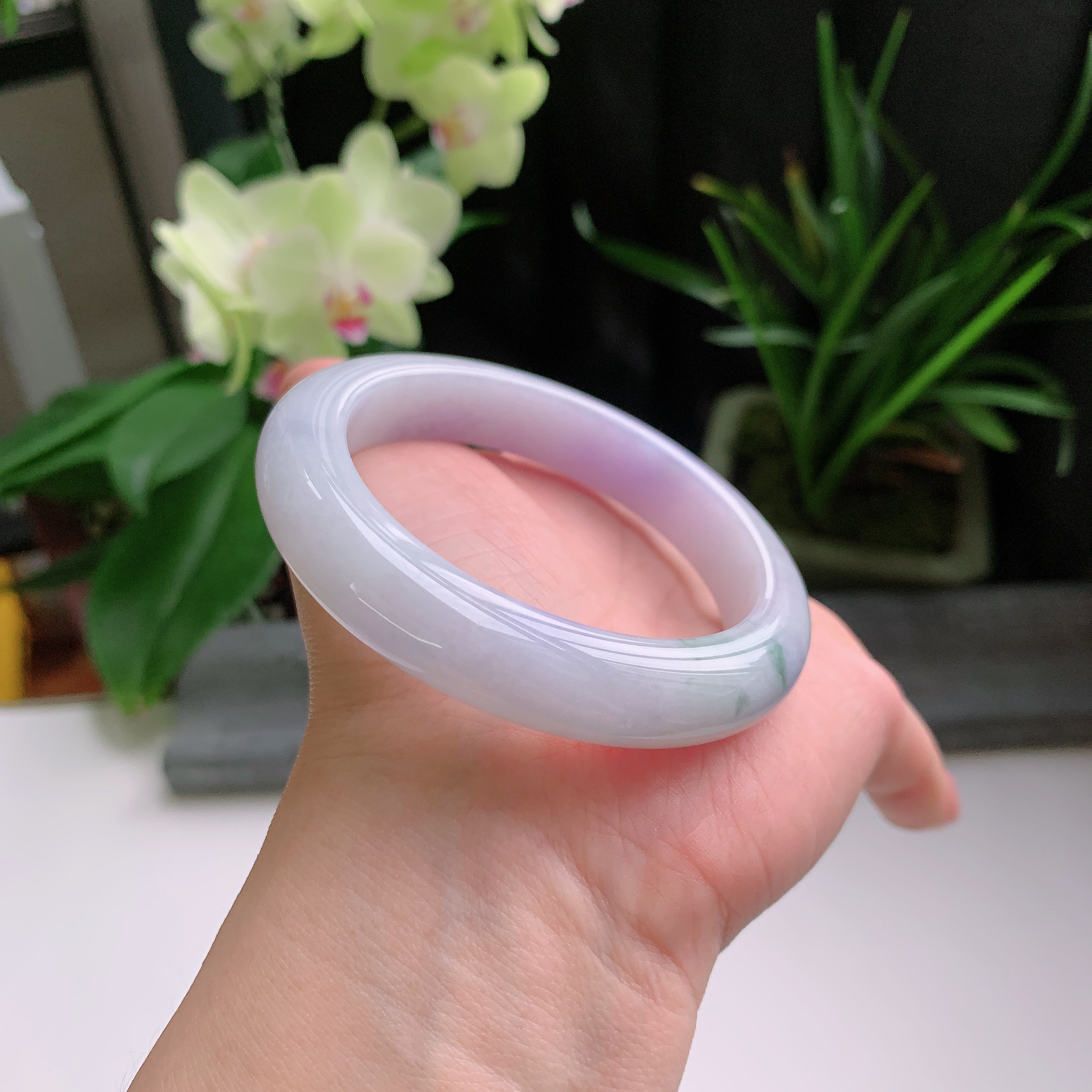 正圈56圈口，天然A货翡翠冰糯种水润老种起胶紫罗兰手镯，水润秀丽，飘花灵动，种水十足，视觉甜美可人，恰到好处的美，十分高雅耐看，条形优美，上手优雅大方。63.70