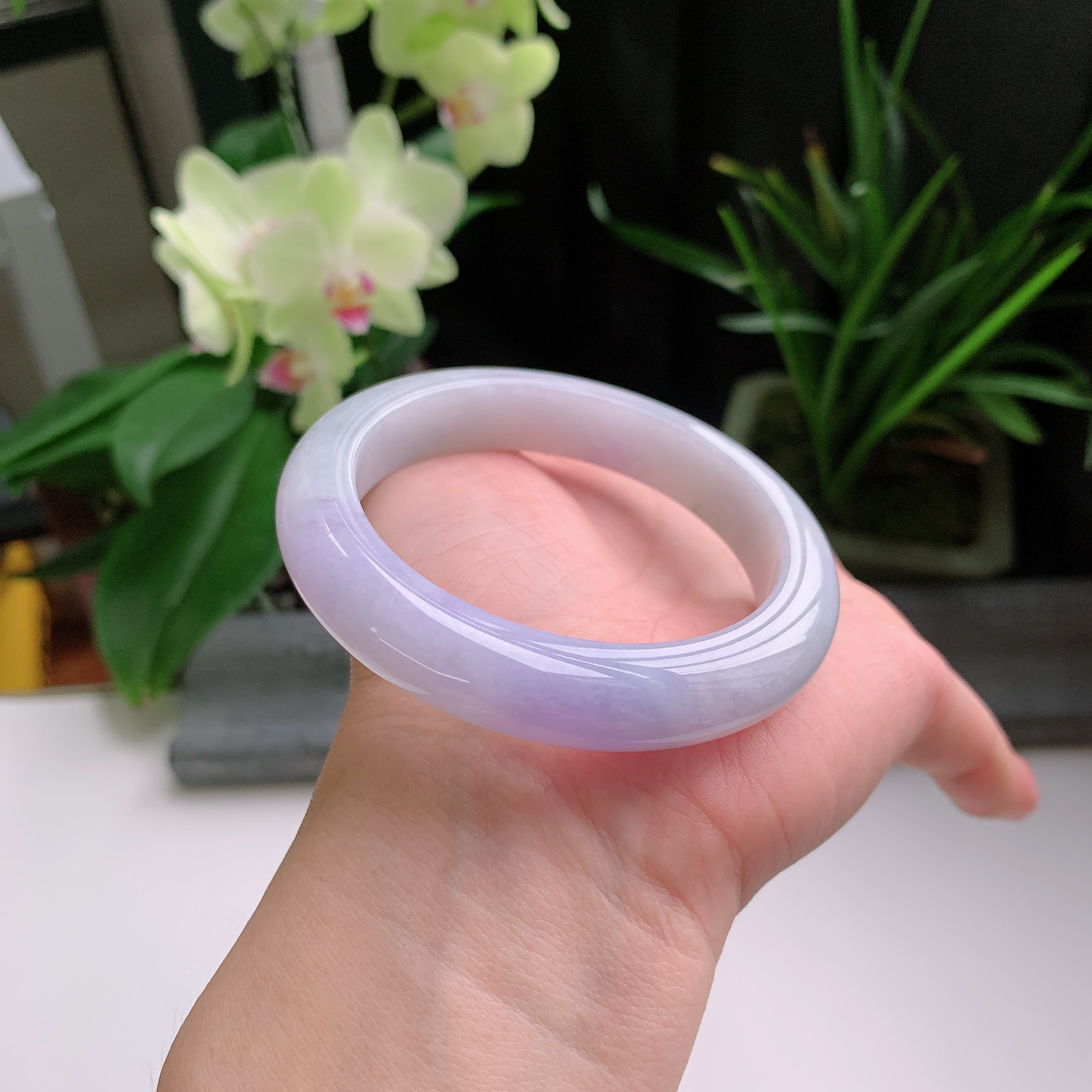 正圈56圈口，天然A货翡翠冰糯种水润老种起胶紫罗兰手镯，水润秀丽，飘花灵动，种水十足，视觉甜美可人，恰到好处的美，十分高雅耐看，条形优美，上手优雅大方。63.70