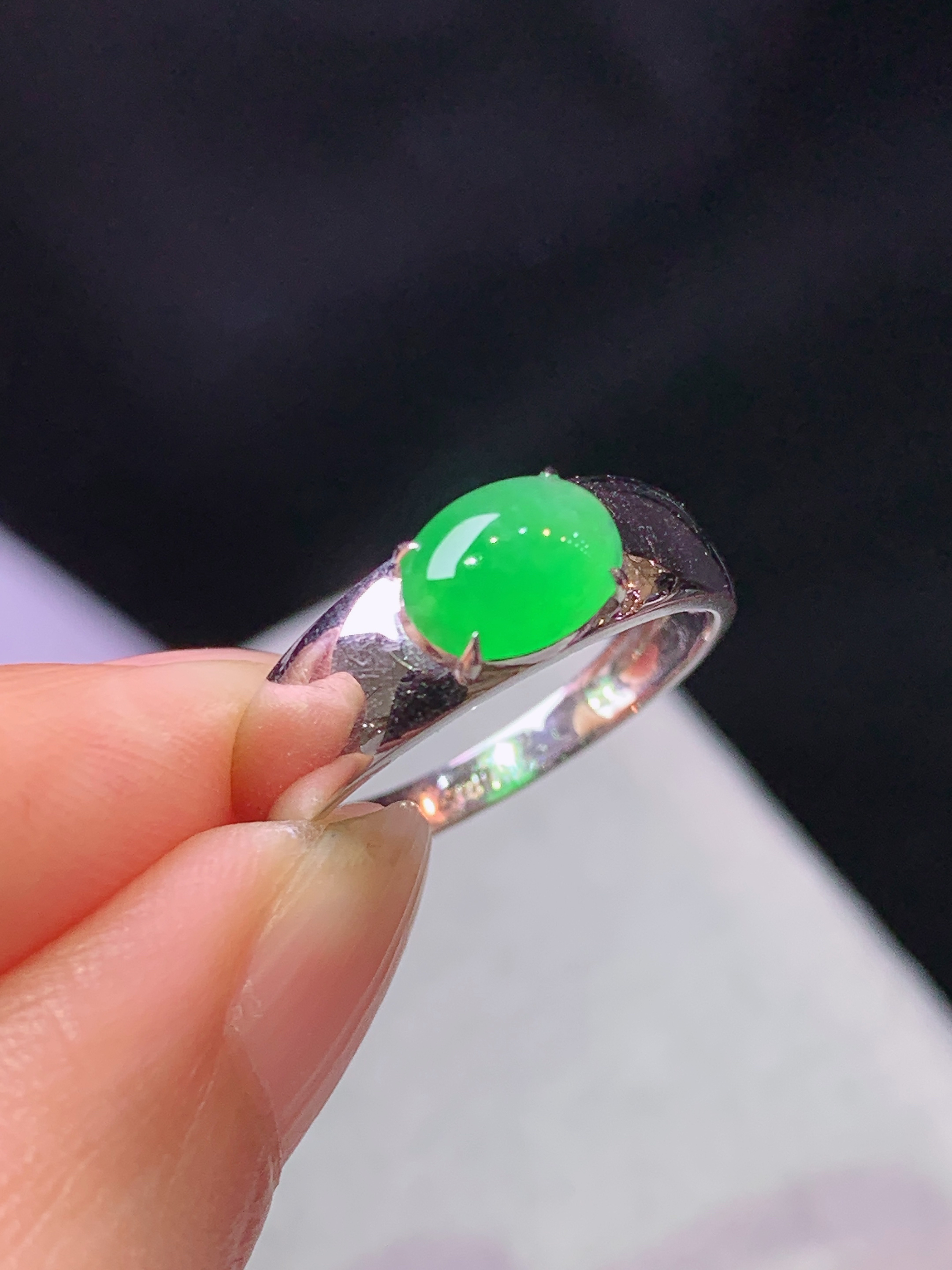 18k金钻镶嵌阳绿蛋面戒指 玉质细腻 色泽艳丽清新 水润亮眼 圈14 裸石尺寸7.3*5.6*2.5 b2