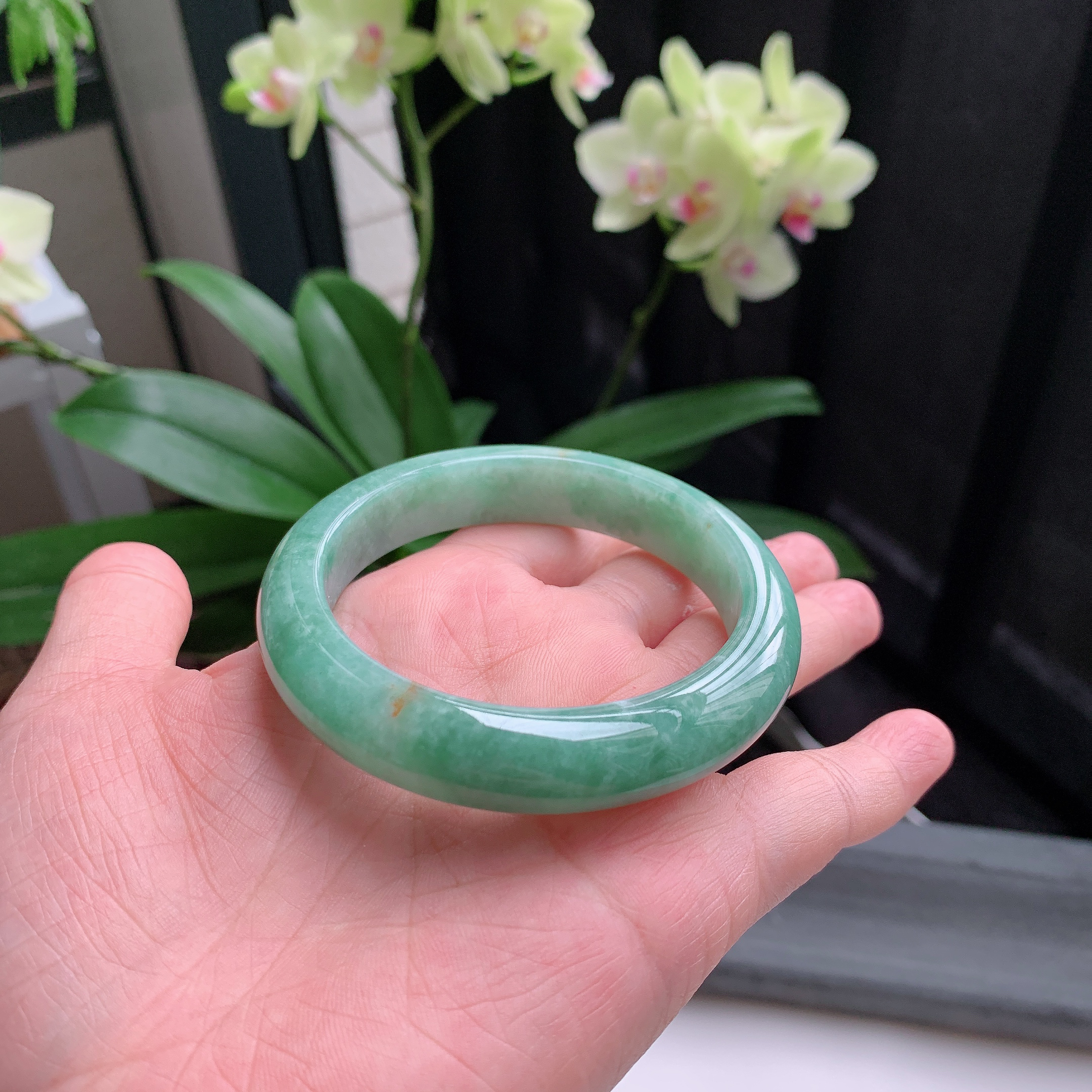 正圈56圈口，天然A货翡翠冰糯种水润果绿玉手镯，水润秀丽，飘花灵动，种水十足，视觉甜美可人，恰到好处的美，十分高雅耐看，条形优美，上手优雅大方。62.96