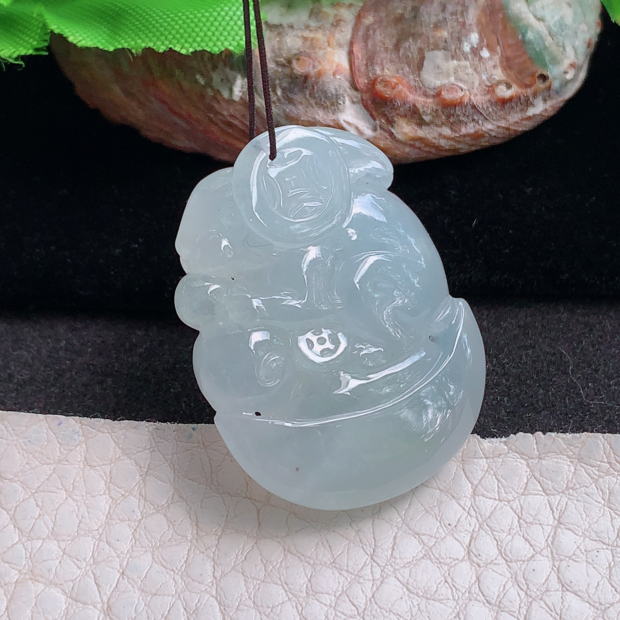 lz实拍34.8*26.8*11缅甸翡翠精雕冰胶饱满招财兔 生肖兔玉吊坠 玉挂件