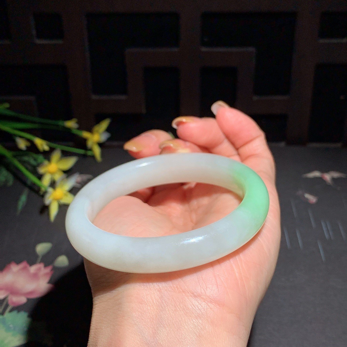 和田玉57圈口翠青手镯！玉质细腻油润 底色纯净 无裂无黑 脂粉好，品质高