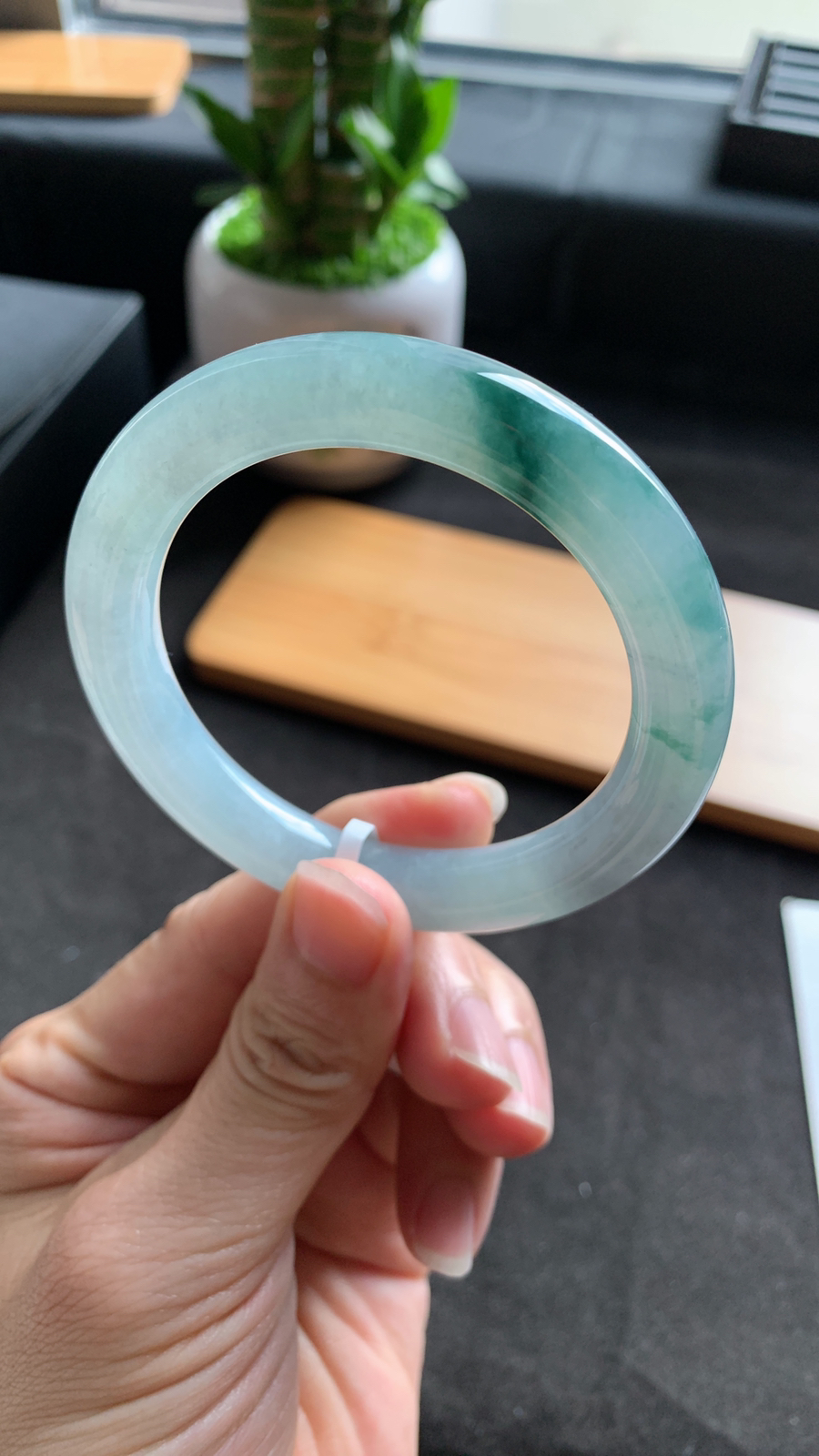 54圈口 天然A货翡翠飘花圆条手镯 种水好