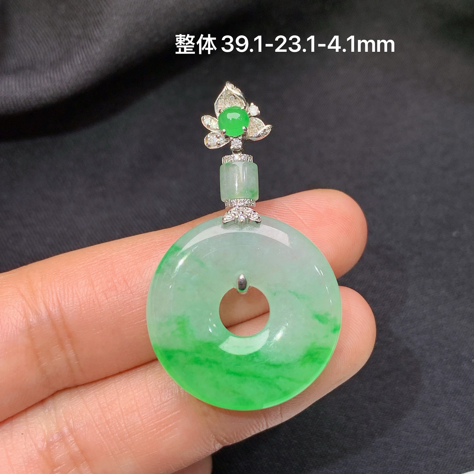 冰飘绿甜甜圈吊坠，18k金镶嵌，冰润细腻，色阳，种水足，Cj 尺寸39.1*23.1*4.1