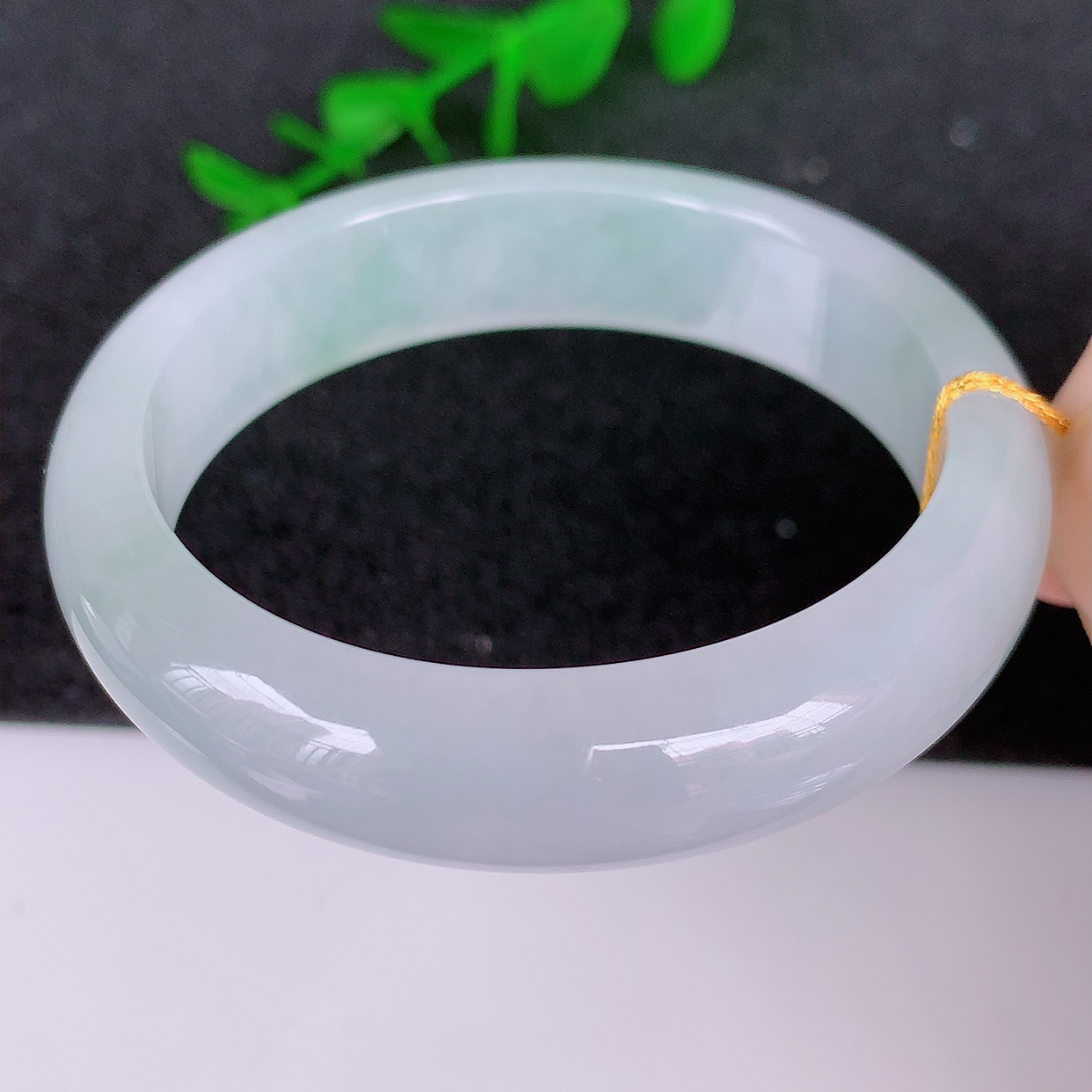 自然光实拍，冰胶感翡翠平安环吊坠，翡翠平安扣，平安是福；冰透，很美的料子，44小圈口手镯，佩戴优雅迷人！#14.97尺寸55.5-11.5-5.8