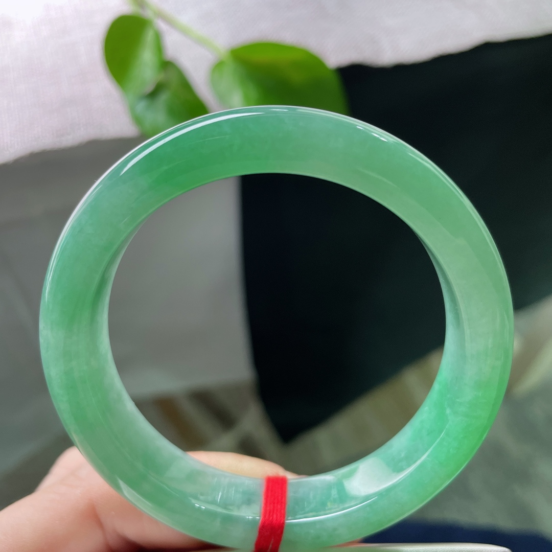 57.6/13.5/9.5，满绿正圈，种老，玉润凝霜色，翠色如远山，一点皮纹，ss51695a
