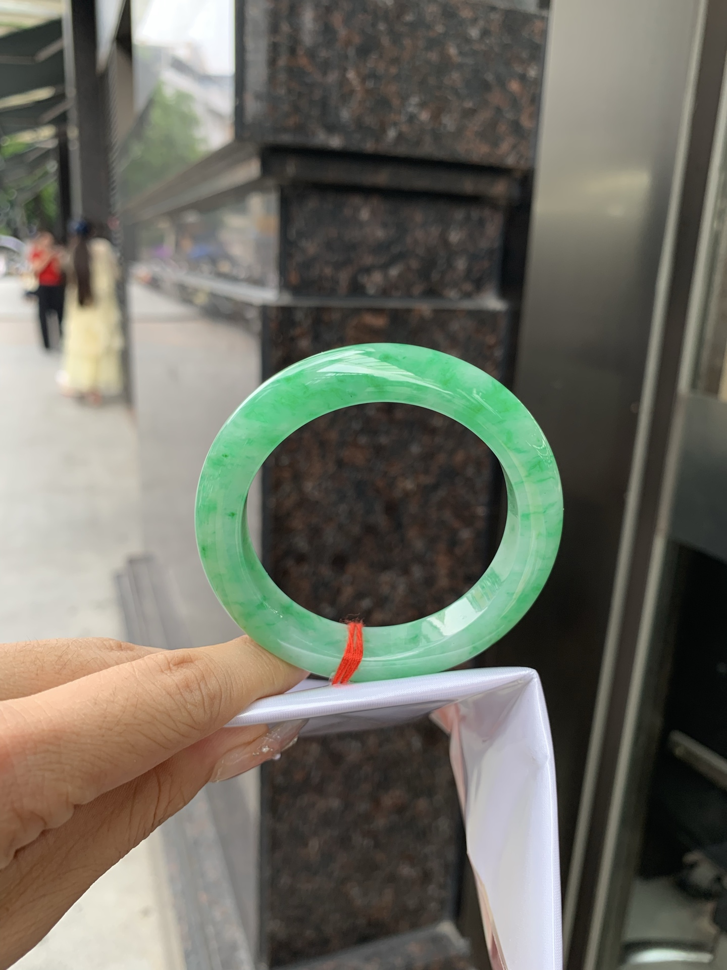 满绿正圈 51.9-8.7-11.8 0512-563-9671 打灯细纹，微底妆水润，满圈阳绿鲜艳青翠，色泽均匀分布，举手投足之间散发出来的贵气感