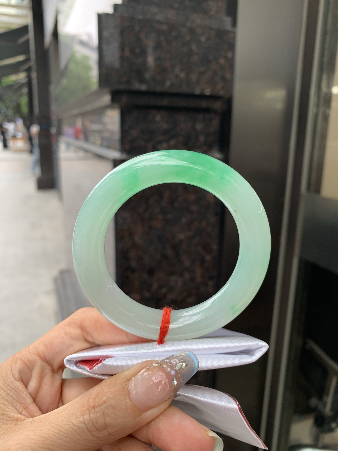 白底青阳绿圆条 53-11.3-11.5 0512-563-9963 打灯细纹，半圈阳绿花点缀腕间风