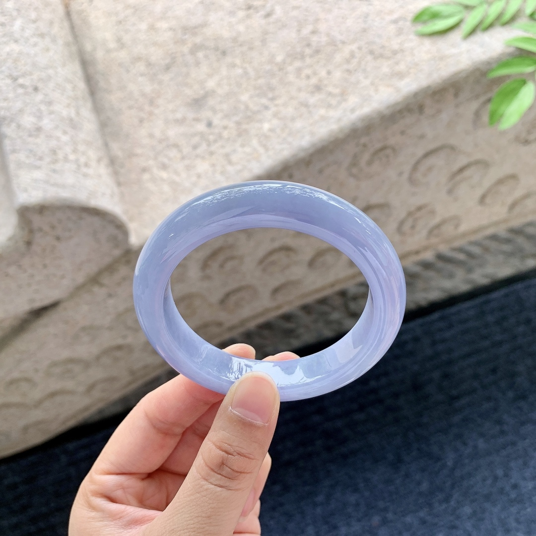 正圈54 55 【圈口】54/11.7/8.8 【编码】T6051342 【描述】冰糯，水润，种老，细腻，无裂