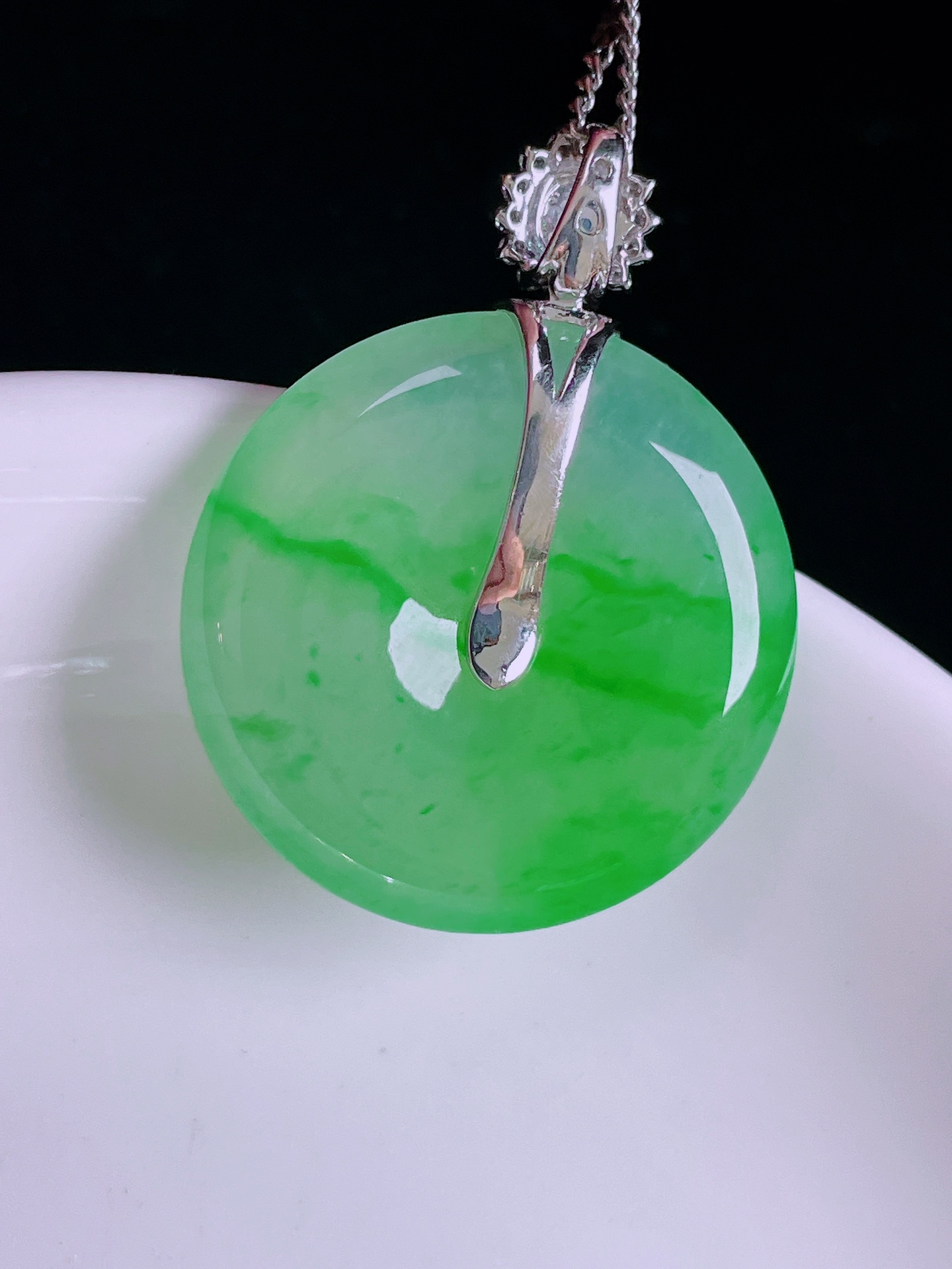 ️飘绿平安扣，老种起光，细底通透，尺寸：32.8/25/4.7mm0512