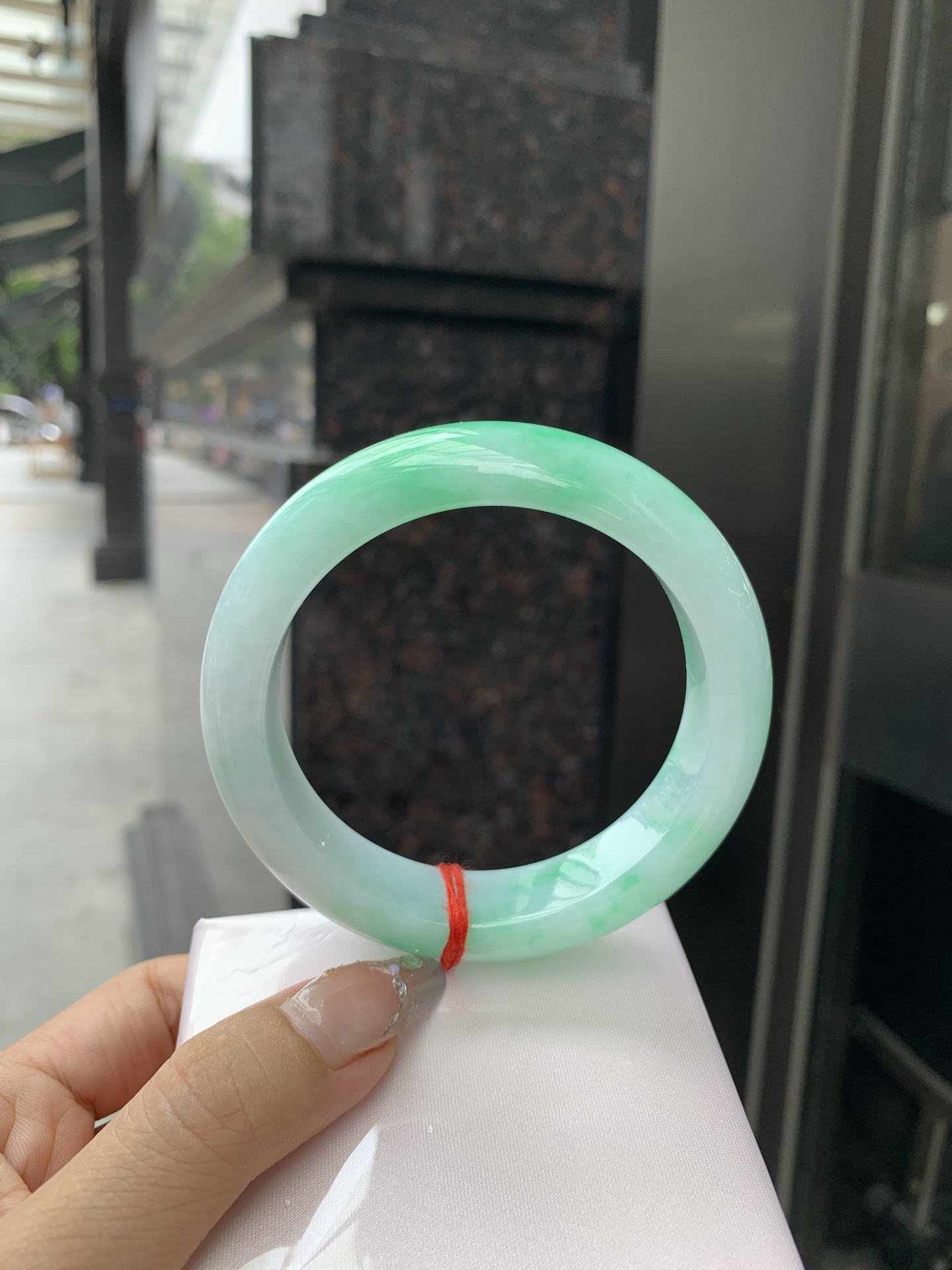 白底青阳绿正圈 60-9.7-14.6 0512-N705 打灯细纹，半圈阳绿花点缀腕间风华，干净纯净的底色上，一抹翠色肆意流淌，宛如春日里的繁华盛景