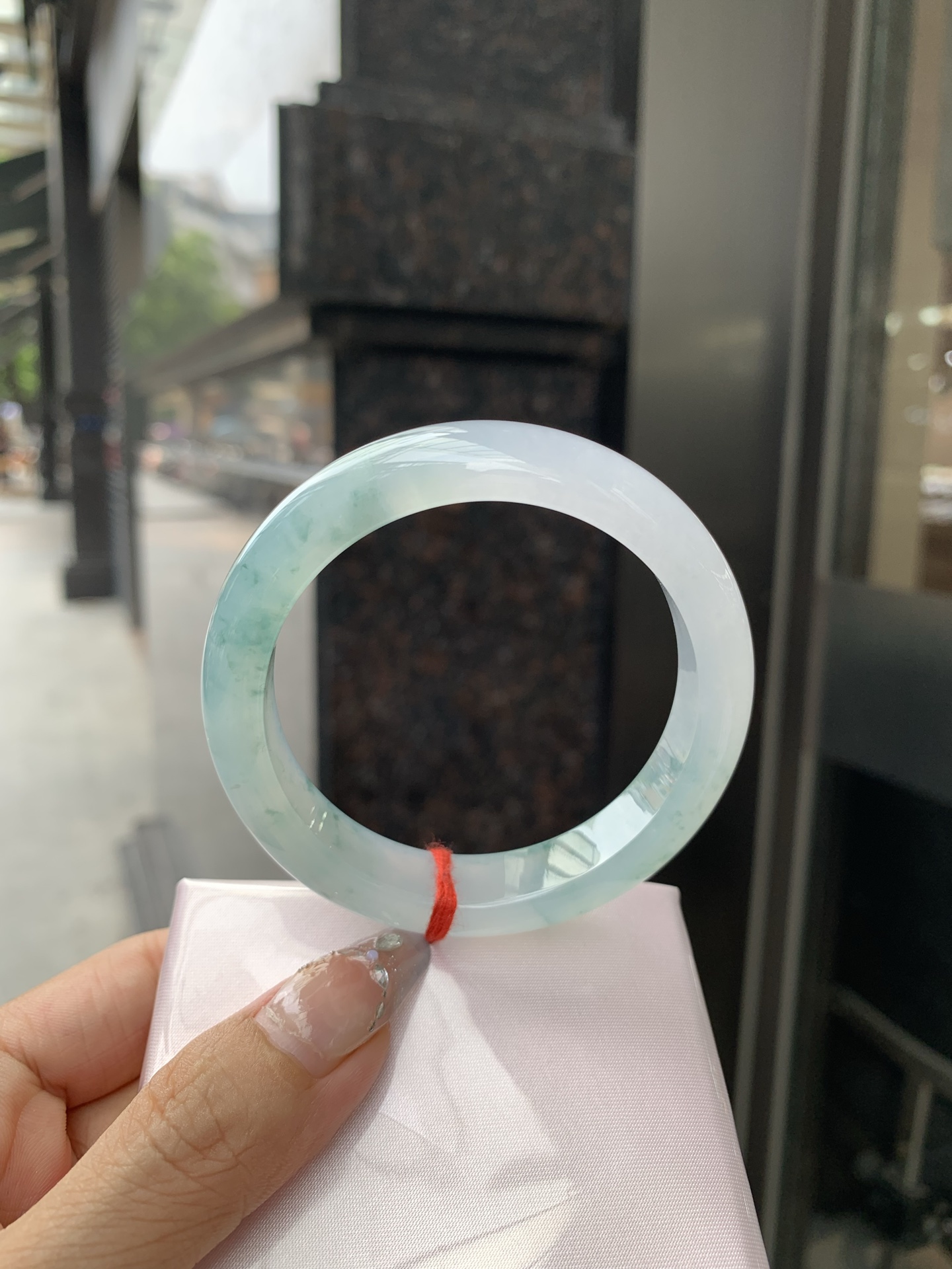 飘花正圈 55-8-12.4 0512-26856 打灯棉絮，底妆冰透起光，蓝花灵动飘逸，勾勒出一幅唯美诗意的山水意境画，古典优雅又秀气