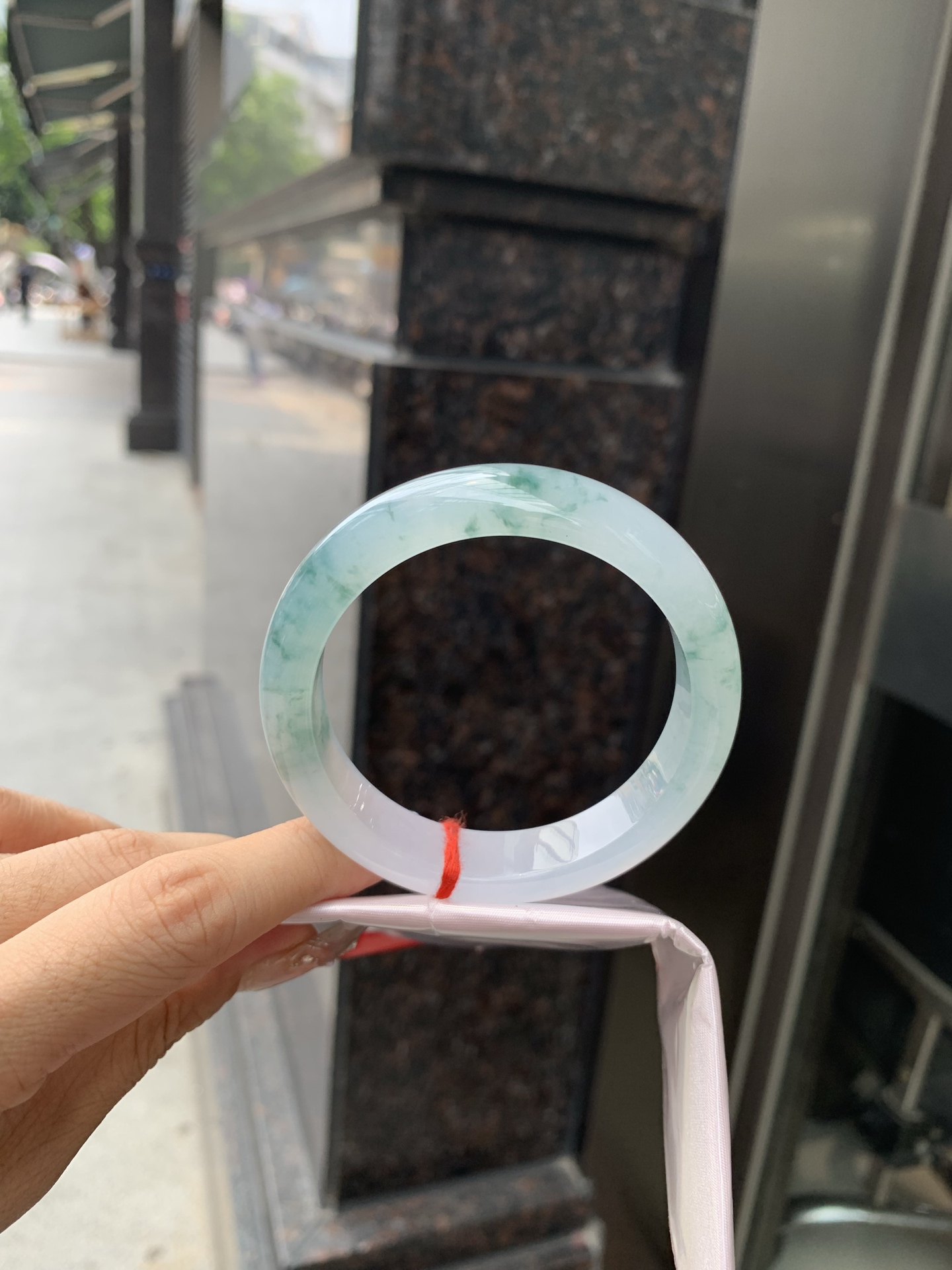 飘花正圈 55-8-12.4 0512-26856 打灯棉絮，底妆冰透起光，蓝花灵动飘逸，勾勒出一幅唯美诗意的山水意境画，古典优雅又秀气
