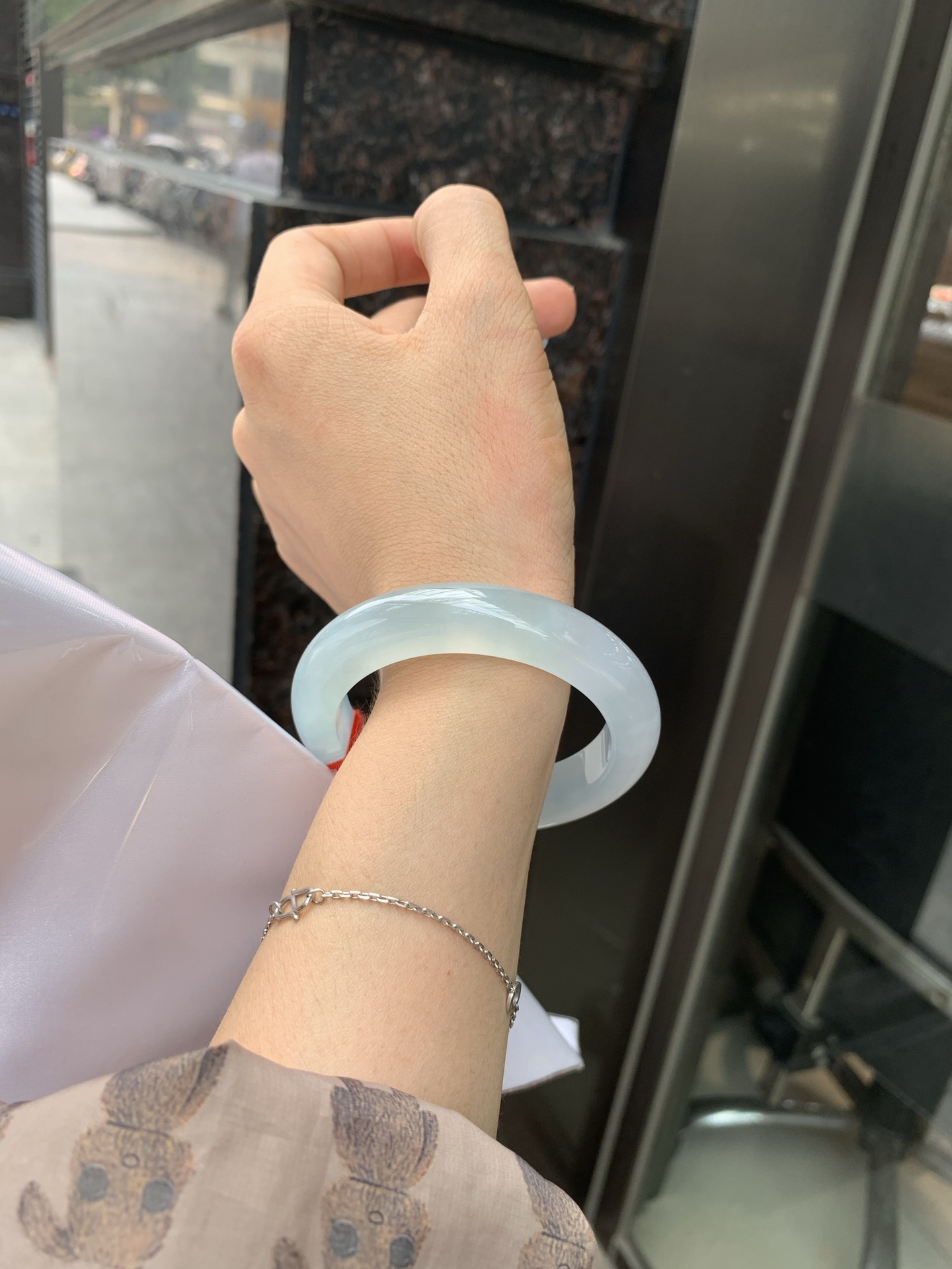 冰晴正圈 53.3-9.2-12 0512-563-10053 打灯细纹，底妆冰透胶润，清爽耐看的均匀晴底，夏季美好的冰凉感，时而晴而晴蓝，随光线变化如梦如幻