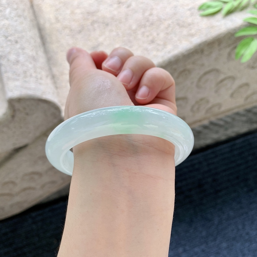 正圈59 60，圈口60.4/12.1/10，编码AD051309，细糯飘绿，水润，种老，细腻，无裂