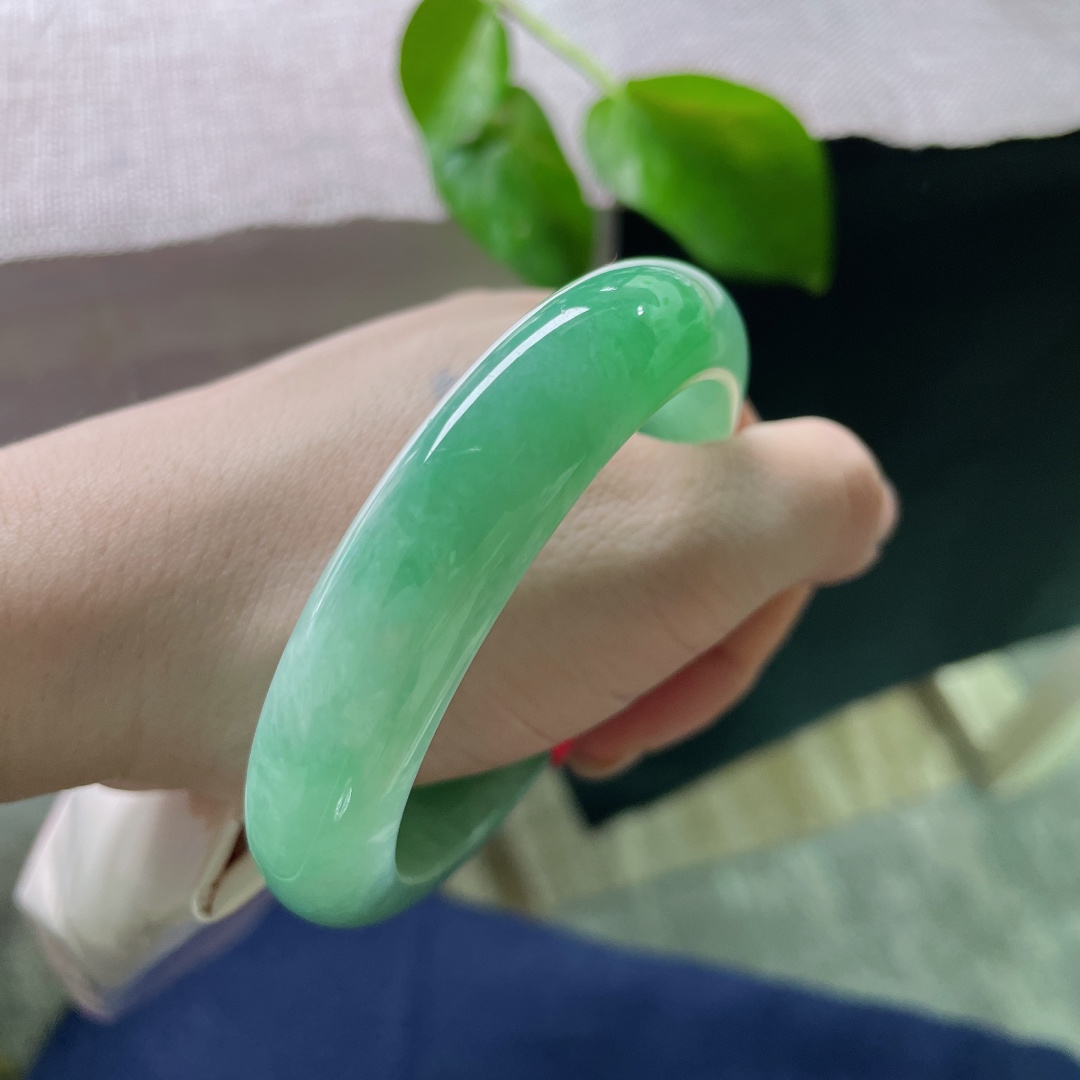 57.6/13.5/9.5，满绿正圈，种老，玉润凝霜色，翠色如远山，一点皮纹，ss51695a