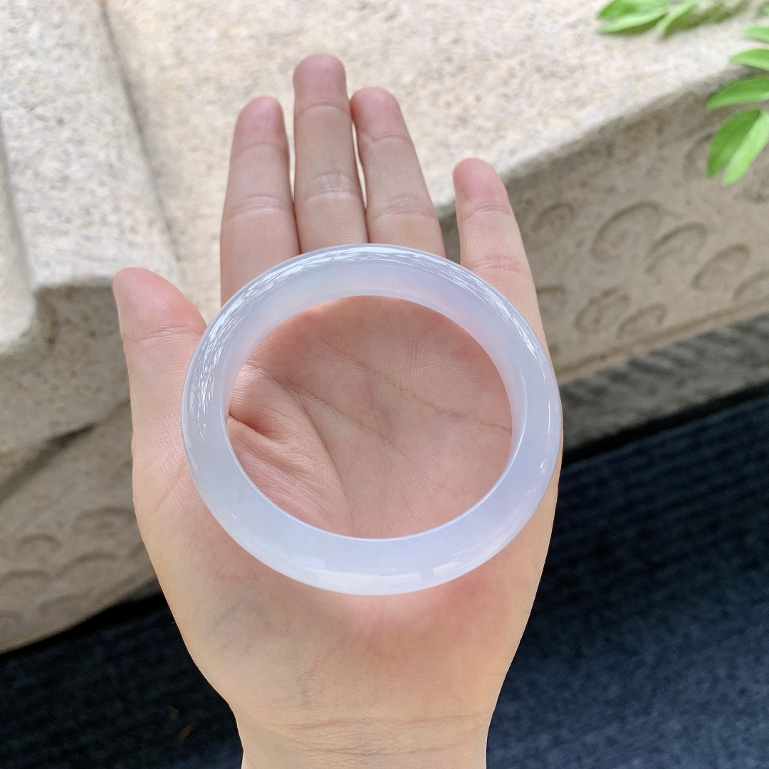 正圈54 55 圈口54.8/12/8.3 编码A3051365 描述糯冰淡紫色，水润，种老，细腻，无裂