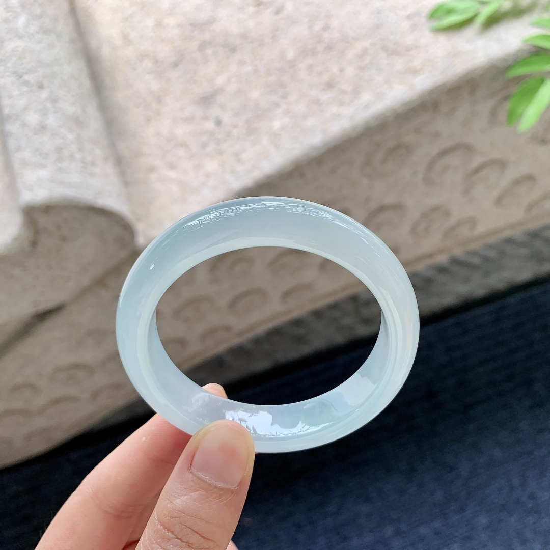 正圈51 52 圈口52/12/7.6 编码H7051327 描述糯冰底色，水润，种老，细腻，打灯有絮线