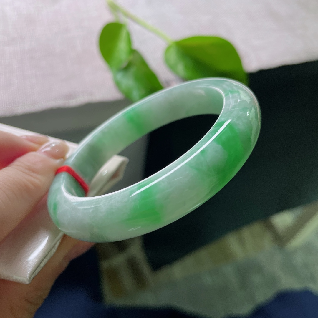 54.8/12.1/8.2，飘绿正圈，水头好，人间万千色，偏爱翡翠这一缕飘绿。棉感，皮纹，ss52563a
