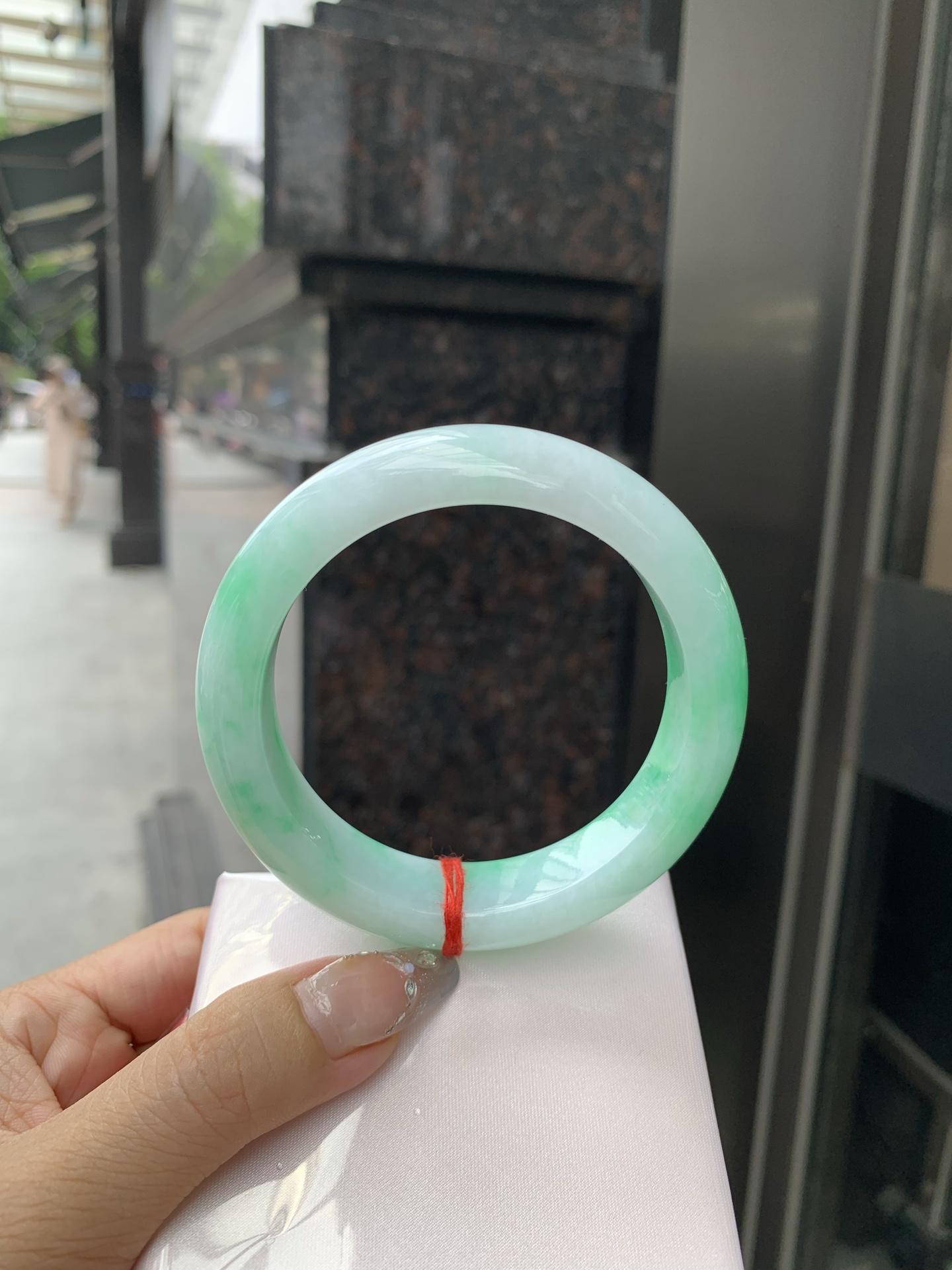 白底青阳绿正圈 60-9.7-14.6 0512-N705 打灯细纹，半圈阳绿花点缀腕间风华，干净纯净的底色上，一抹翠色肆意流淌，宛如春日里的繁华盛景