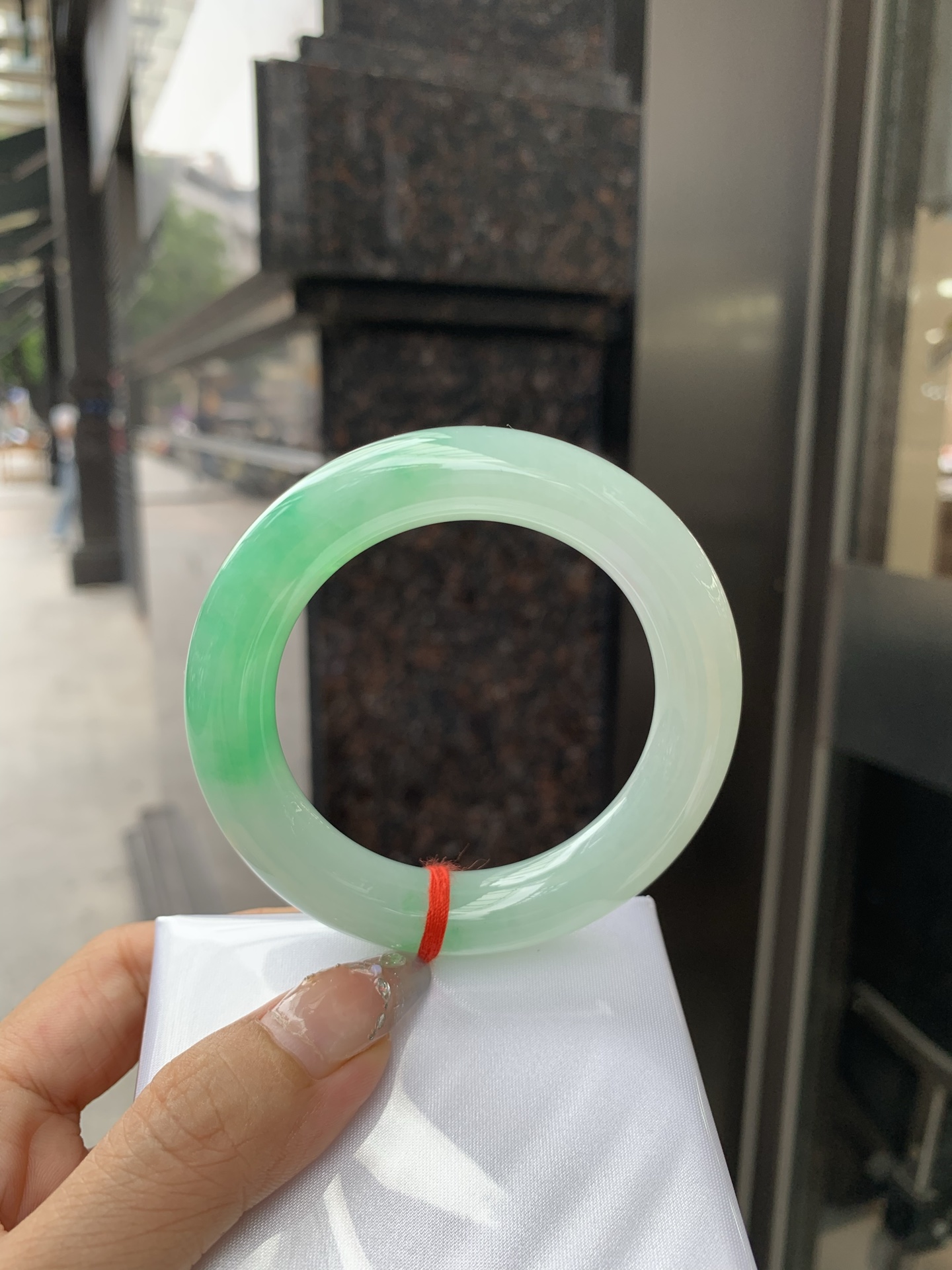 白底青阳绿圆条 53-11.3-11.5 0512-563-9963 打灯细纹，半圈阳绿花点缀腕间风华，干净纯净的底色上，一抹翠色肆意流淌，宛如春日里的繁华盛景