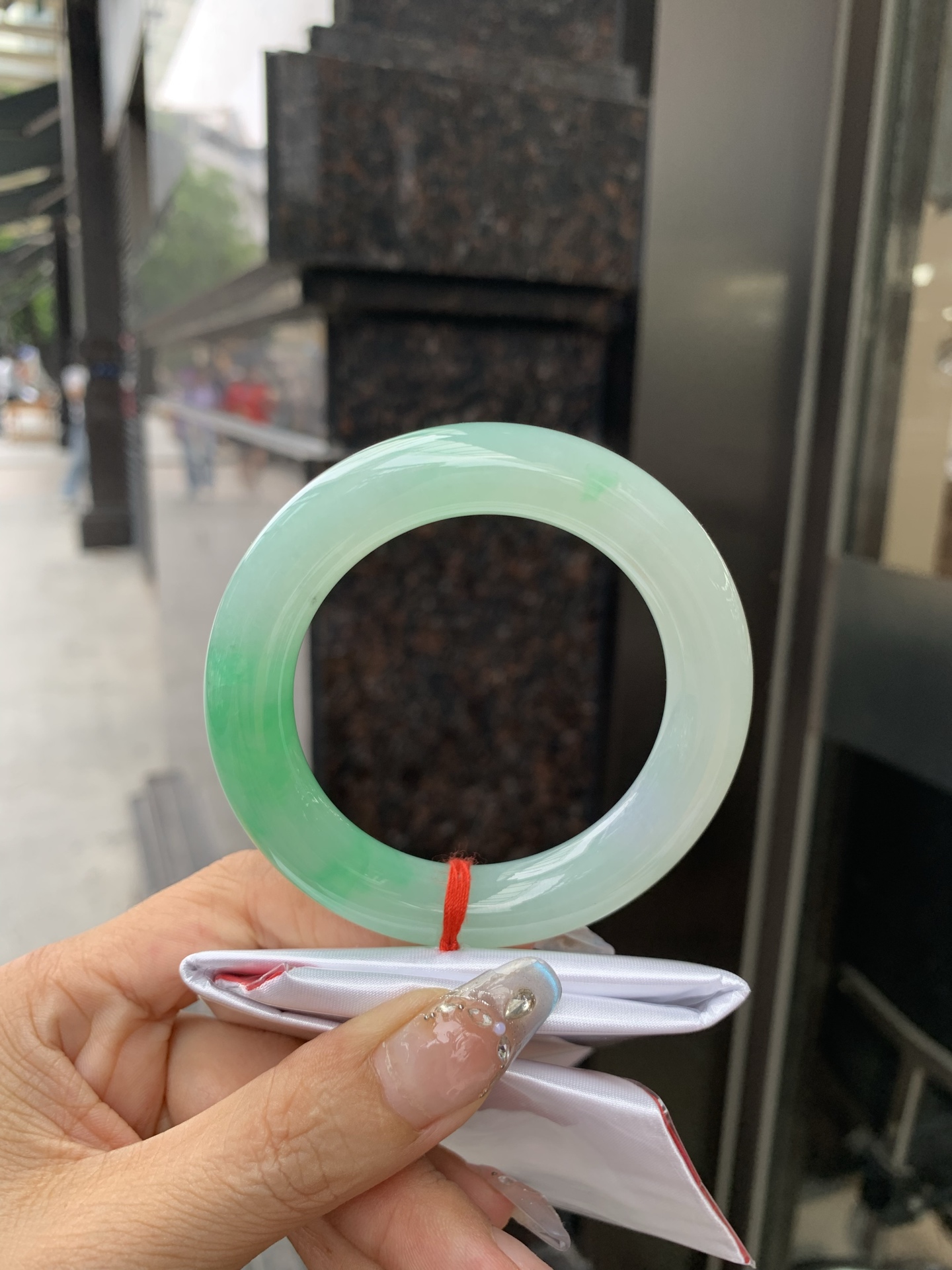 白底青阳绿圆条 53-11.3-11.5 0512-563-9963 打灯细纹，半圈阳绿花点缀腕间风华，干净纯净的底色上，一抹翠色肆意流淌，宛如春日里的繁华盛景