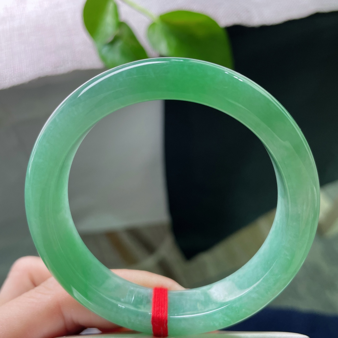 57.6/13.5/9.5，满绿正圈，种老，玉润凝霜色，翠色如远山，一点皮纹，ss51695a