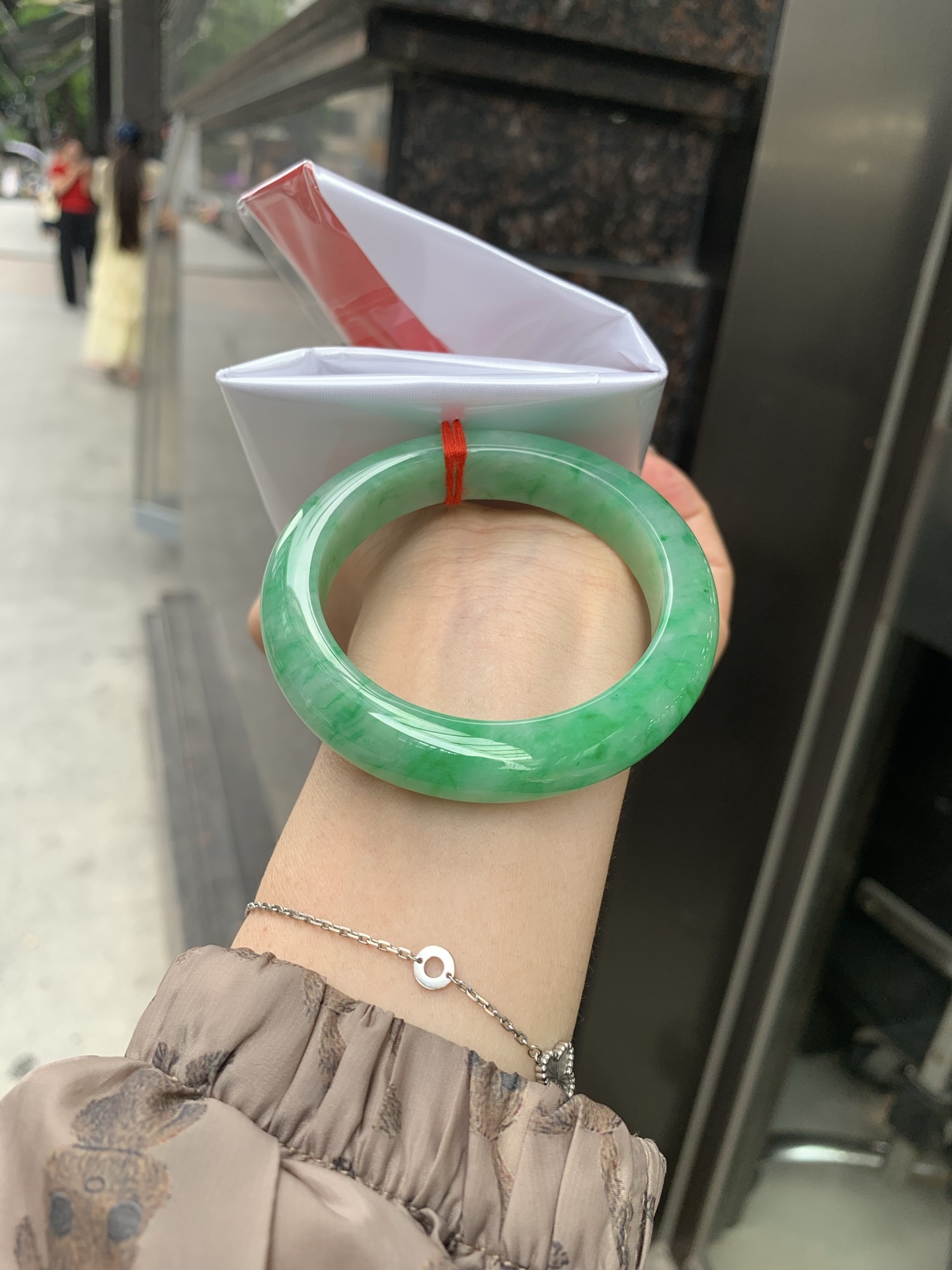 满绿正圈 51.9-8.7-11.8 0512-563-9671 打灯细纹，微底妆水润，满圈阳绿鲜艳青翠，色泽均匀分布，举手投足之间散发出来的贵气感