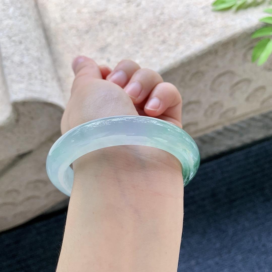 正圈56 57 圈口56.2/12.2/9.2 编码GJ051347 冰飘绿花，水润，种老，细腻，无裂