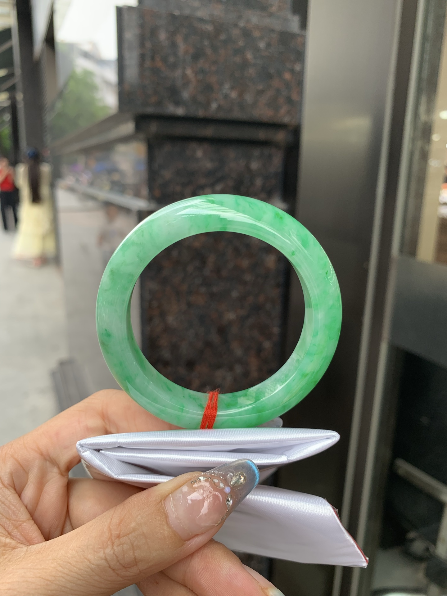 满绿正圈 51.9-8.7-11.8 0512-563-9671 打灯细纹，微底妆水润，满圈阳绿鲜艳青翠，色泽均匀分布，举手投足之间散发出来的贵气感