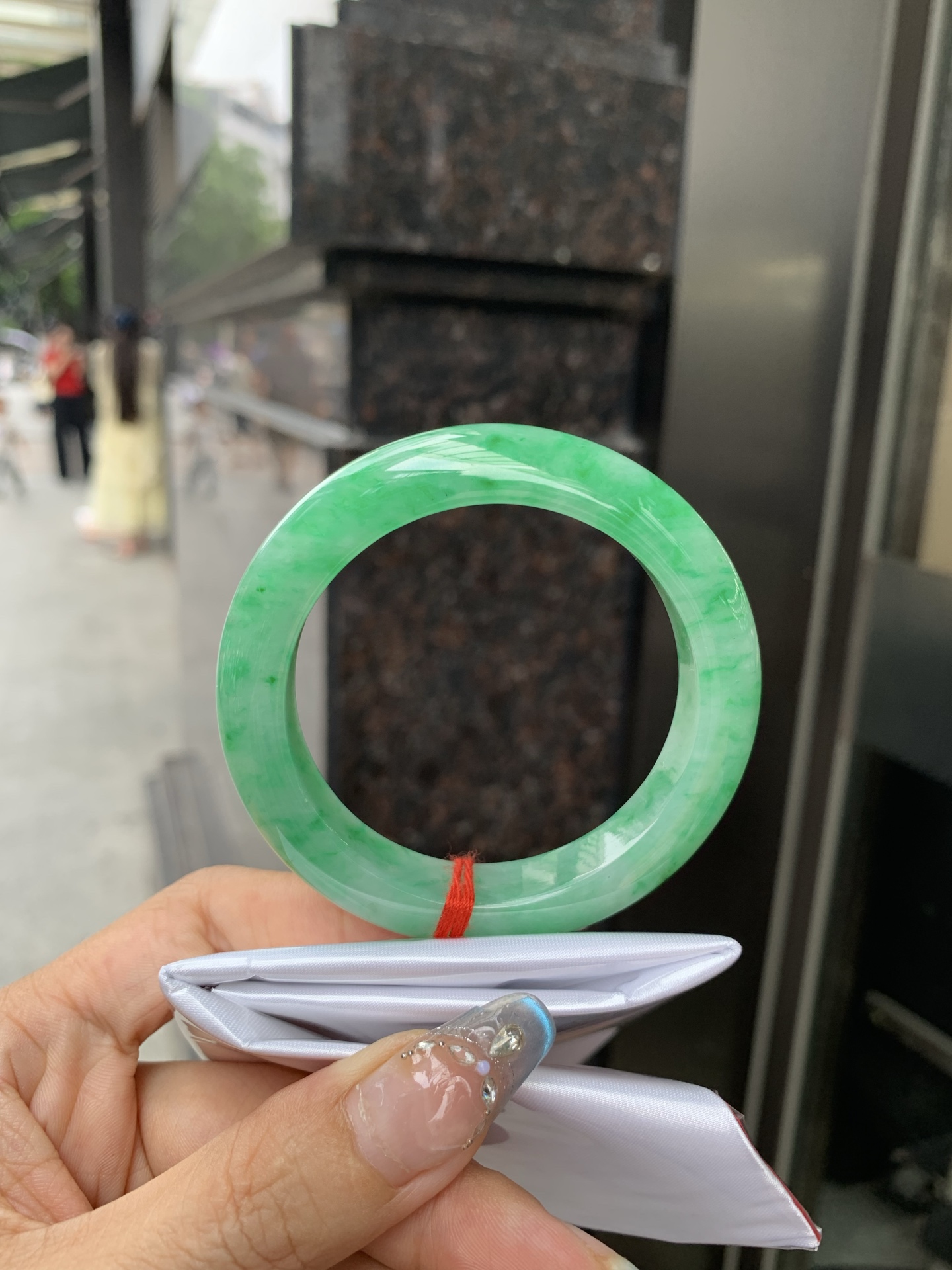 满绿正圈 51.9-8.7-11.8 0512-563-9671 打灯细纹，微底妆水润，满圈阳绿鲜艳