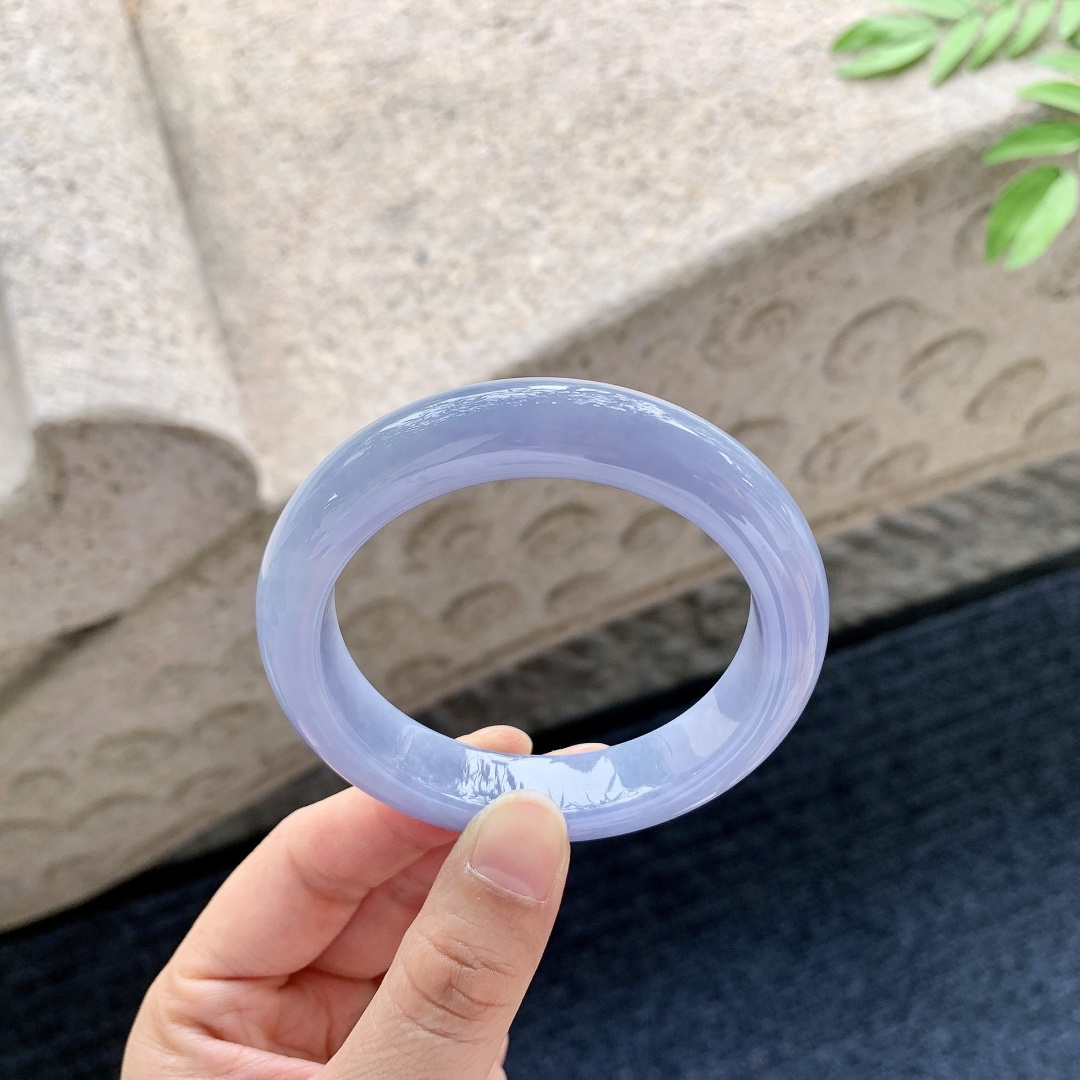 正圈54 55 【圈口】54/11.7/8.8 【编码】T6051342 【描述】冰糯，水润，种老，细腻，无裂