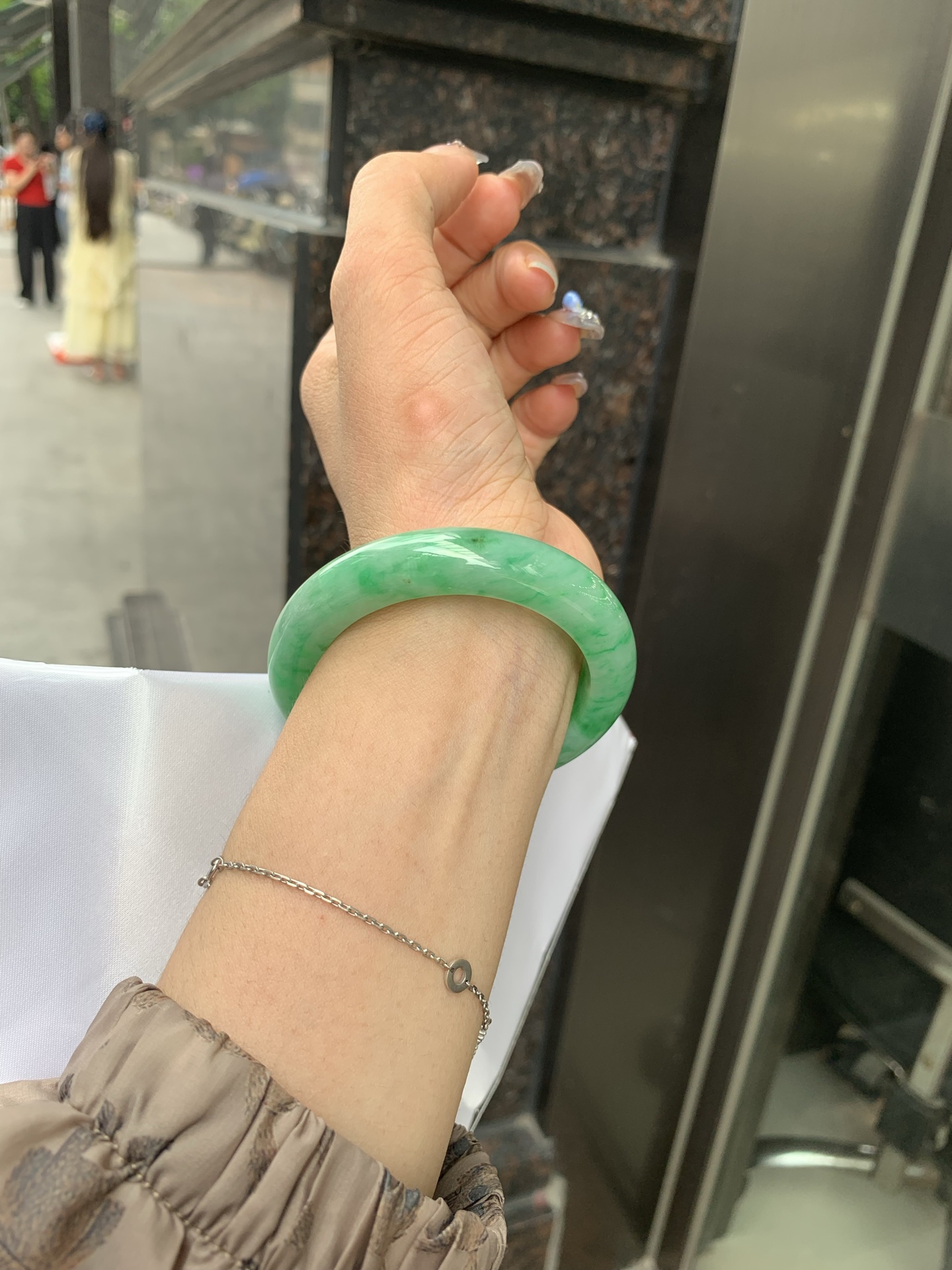 满绿正圈 51.9-8.7-11.8 0512-563-9671 打灯细纹，微底妆水润，满圈阳绿鲜艳青翠，色泽均匀分布，举手投足之间散发出来的贵气感