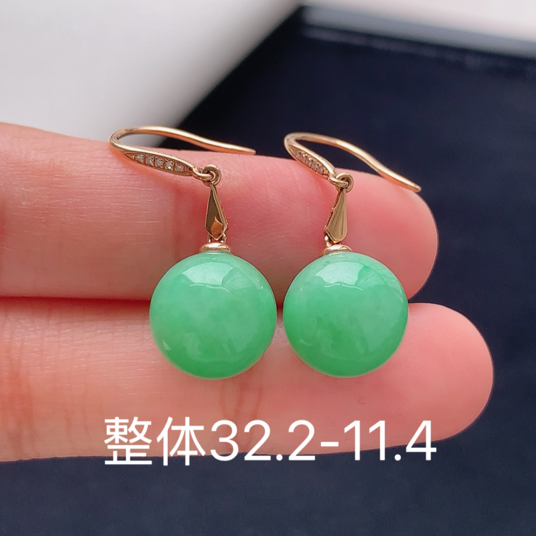 超值 阳绿圆珠耳坠。无裂,底子细腻莹润，佩戴清新优雅 货号35510，32.2-11.4