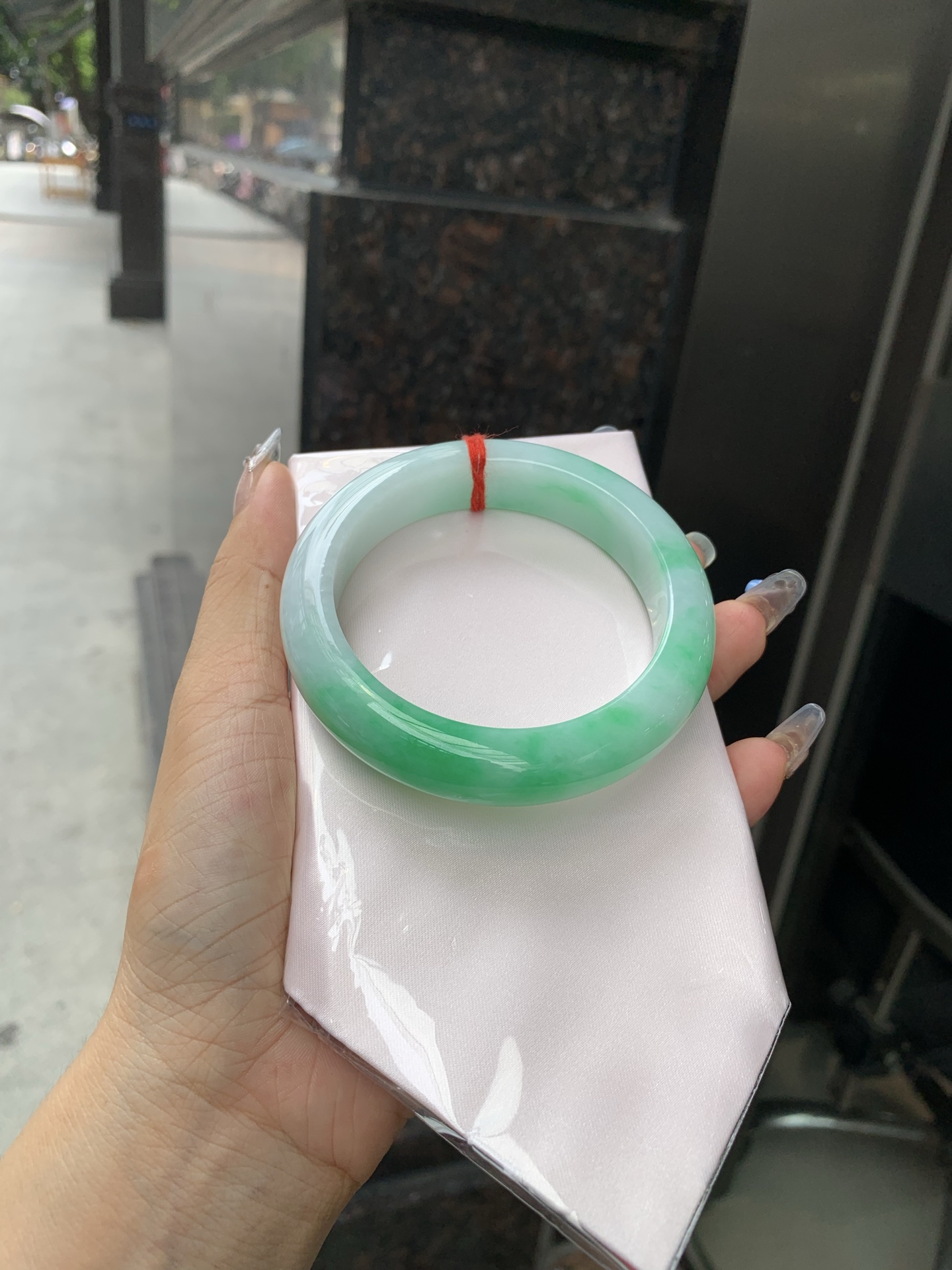 白底青阳绿正圈 60-9.7-14.6 0512-N705 打灯细纹，半圈阳绿花点缀腕间风华，干净纯净的底色上，一抹翠色肆意流淌，宛如春日里的繁华盛景