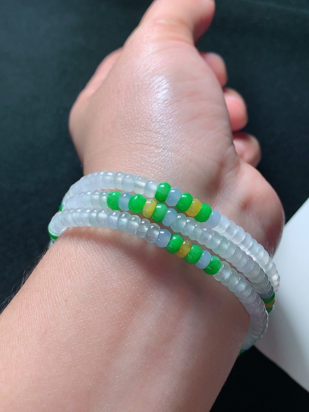 ️冰种加阳绿珠链，种老水头好，又冰又润，饱满漂亮，尺寸：4.5/2.3mm274粒
