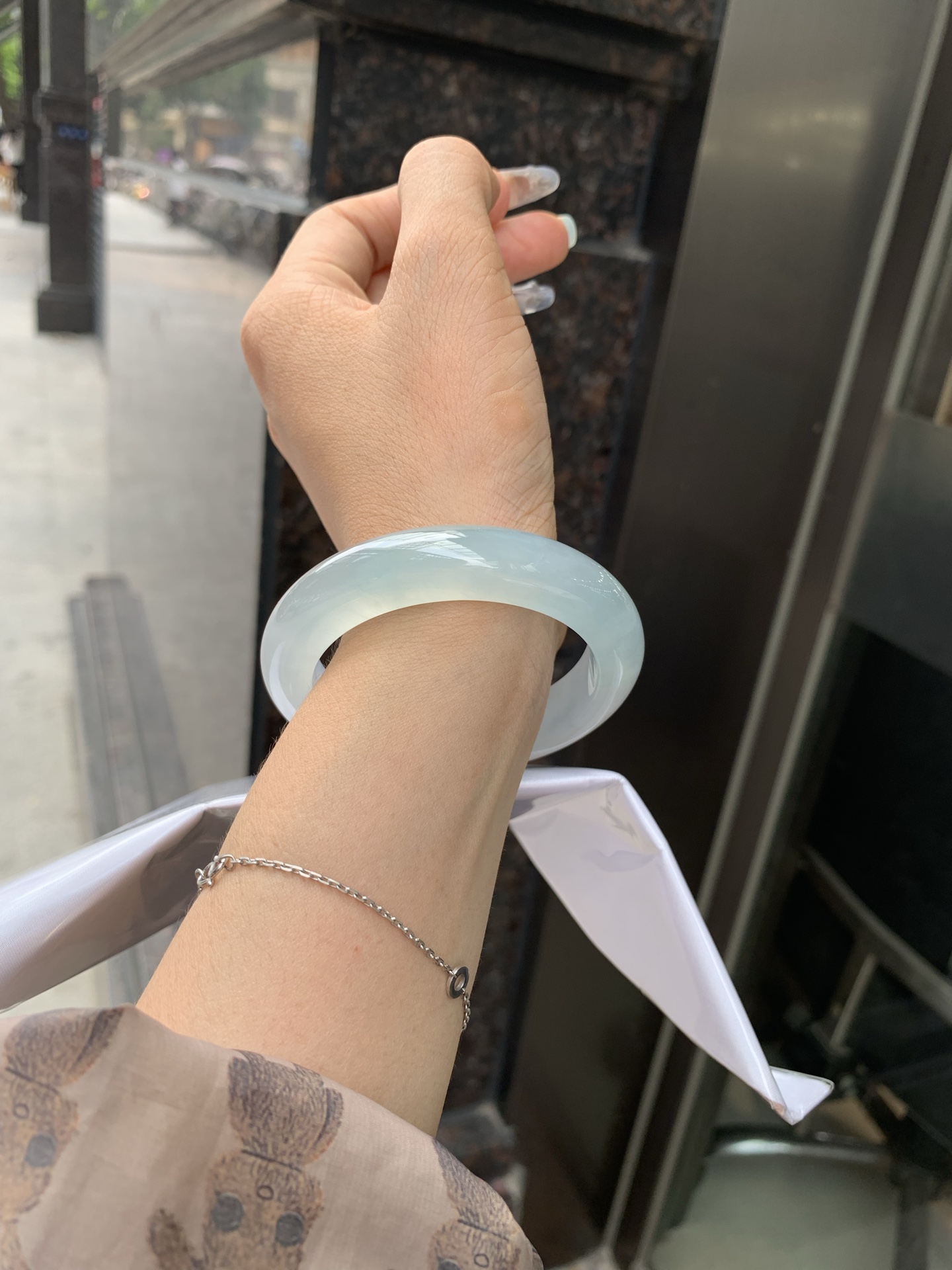 冰晴正圈 53.3-9.2-12 0512-563-10053 打灯细纹，底妆冰透胶润，清爽耐看的均匀晴底，夏季美好的冰凉感，时而晴而晴蓝，随光线变化如梦如幻