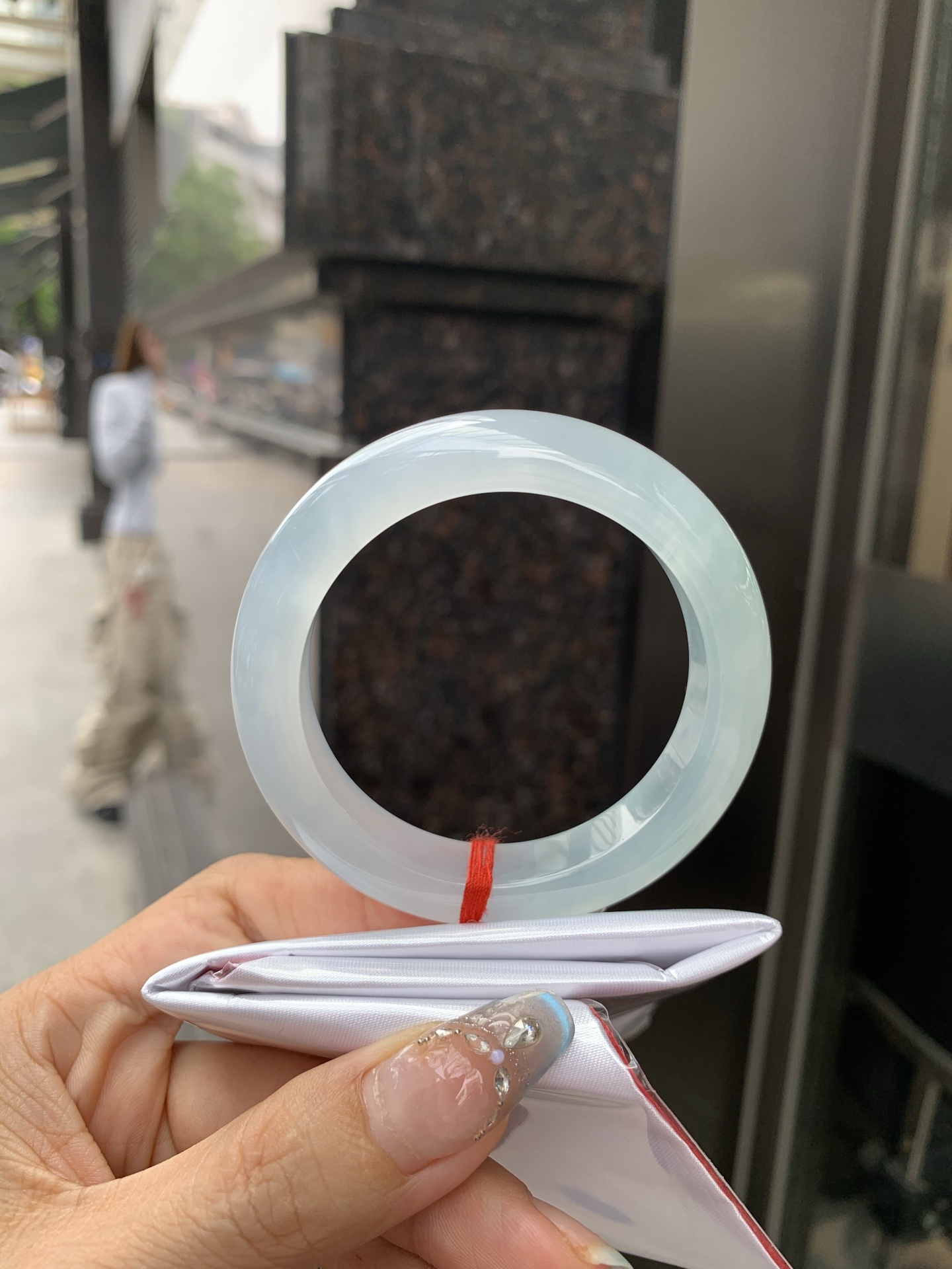 冰晴正圈 53.3-9.2-12 0512-563-10053 打灯细纹，底妆冰透胶润，清爽耐看的均匀晴底，夏季美好的冰凉感，时而晴而晴蓝，随光线变化如梦如幻