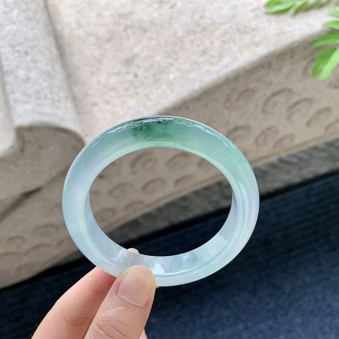 正圈56 57 圈口56.2/12.2/9.2 编码GJ051347 冰飘绿花，水润，种老，细腻，无裂