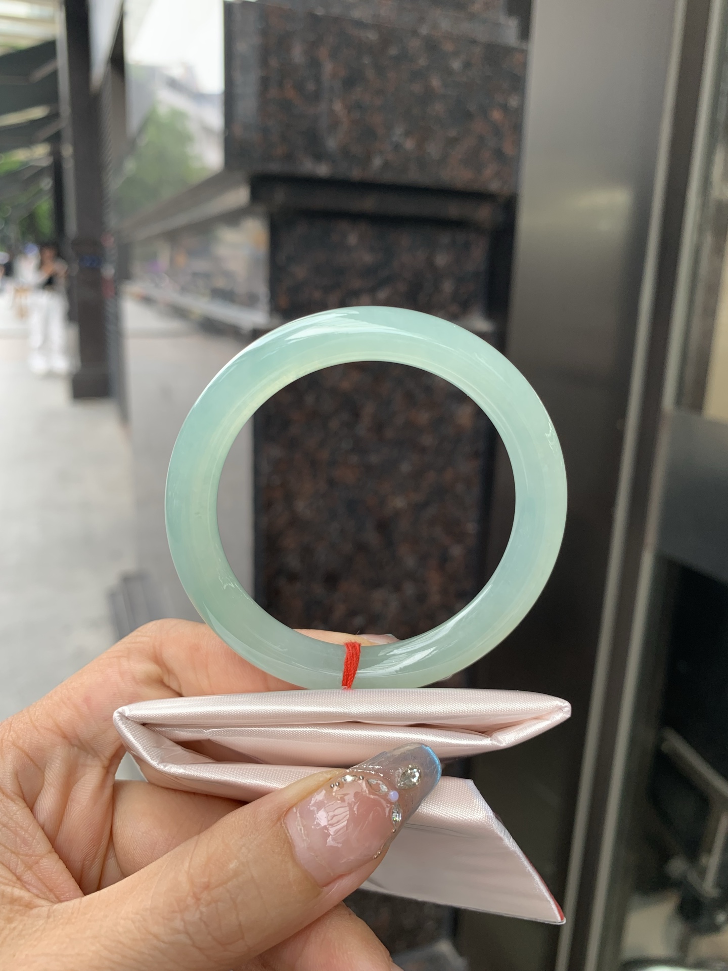 冰晴绿美人条 52-8.2-8.7 0512-N703 打灯棉絮，底妆冰润，满圈淡雅晴绿，像初春嫩芽落入清泉，均匀柔和，抬眼就是一片宁静感