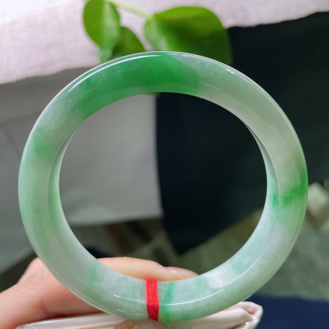 58.3/12.1/8.7飘绿正圈，随性散落，每一处纹路都是独一份的风景，温柔治愈，自带贵气。无裂，
