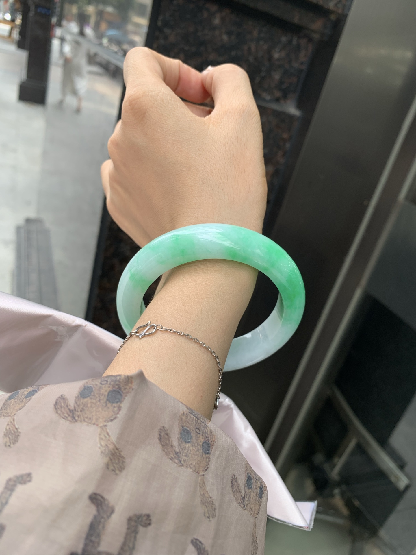 白底青阳绿正圈 60-9.7-14.6 0512-N705 打灯细纹，半圈阳绿花点缀腕间风华，干净纯净的底色上，一抹翠色肆意流淌，宛如春日里的繁华盛景