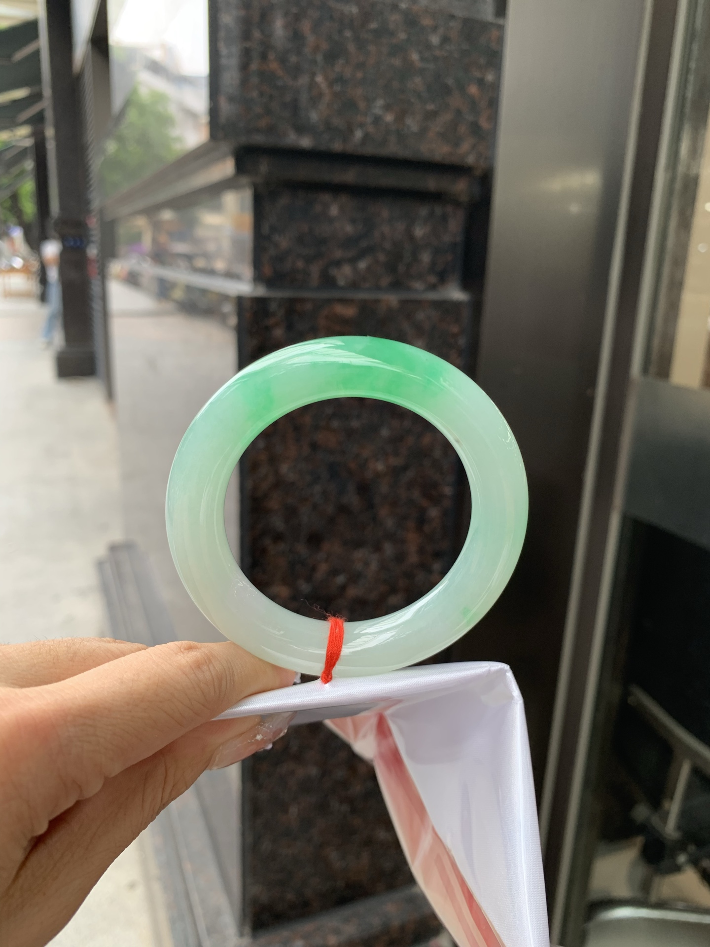 白底青阳绿圆条 53-11.3-11.5 0512-563-9963 打灯细纹，半圈阳绿花点缀腕间风华，干净纯净的底色上，一抹翠色肆意流淌，宛如春日里的繁华盛景