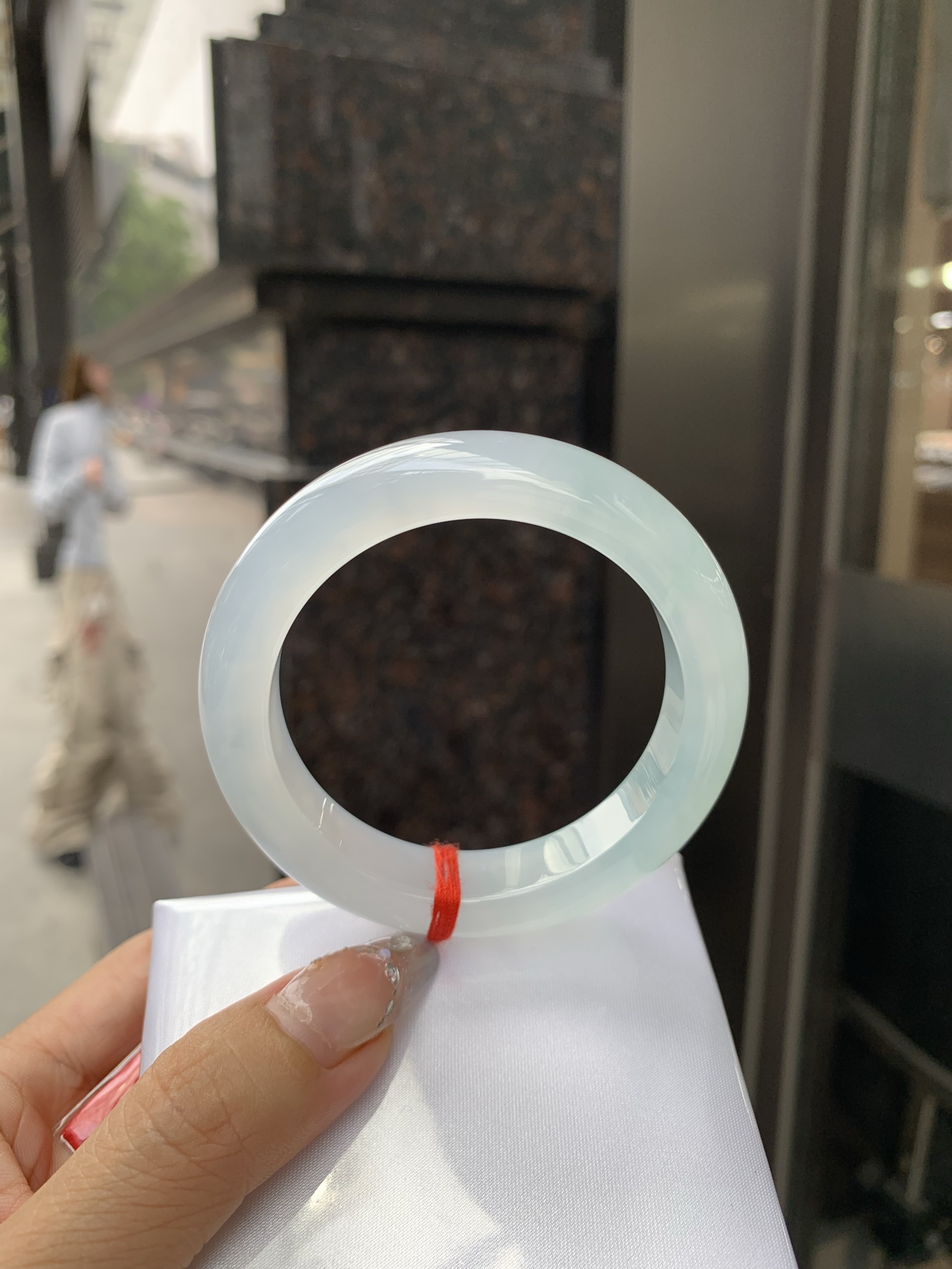 冰晴正圈 53.3-9.2-12 0512-563-10053 打灯细纹，底妆冰透胶润，清爽耐看的均匀晴底，夏季美好的冰凉感，时而晴而晴蓝，随光线变化如梦如幻