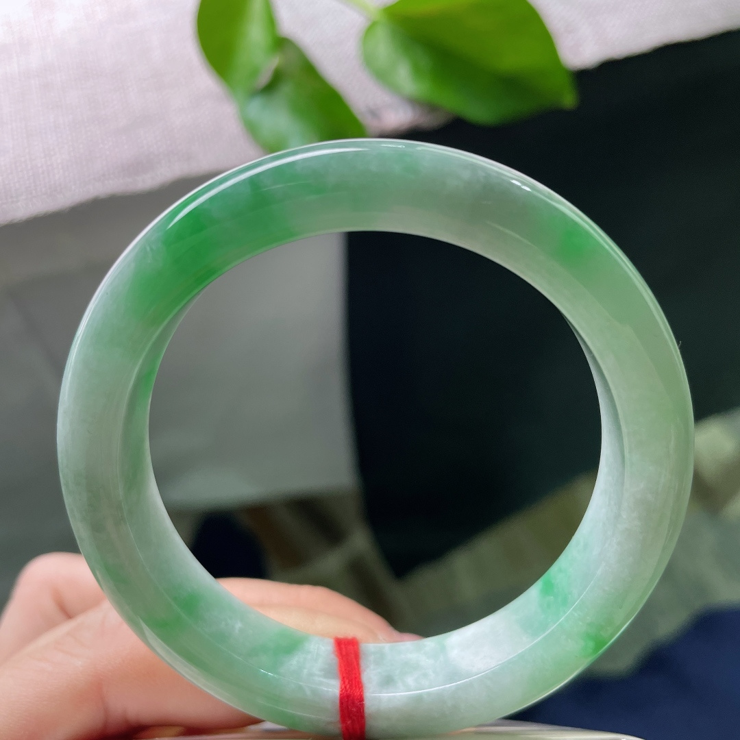 54.8/12.1/8.2，飘绿正圈，水头好，人间万千色，偏爱翡翠这一缕飘绿。棉感，皮纹，ss525