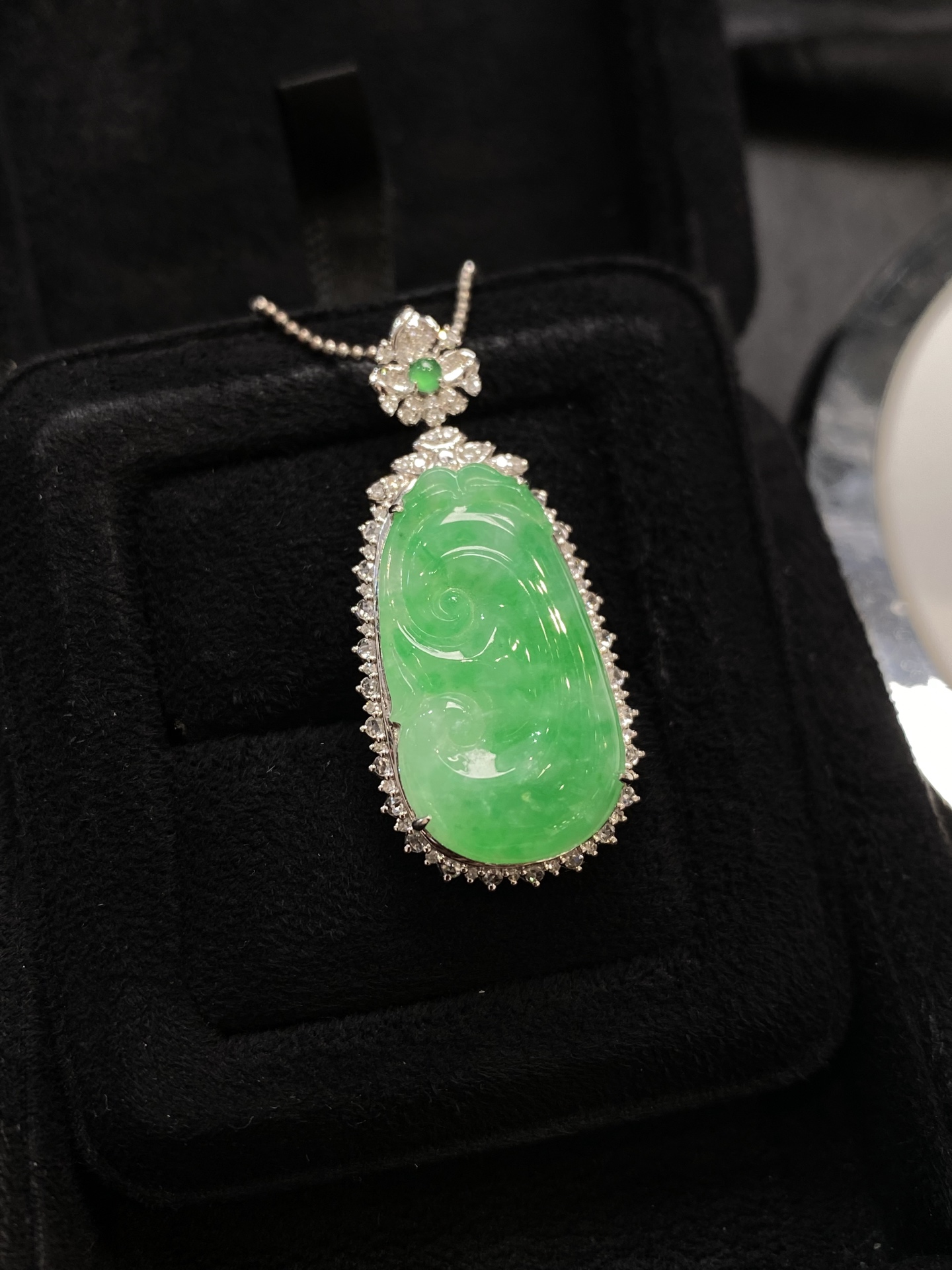 冰阳绿如意吊坠·金 整·42-19.5-11.6mm 裸·27.6-15.5-3.5mm